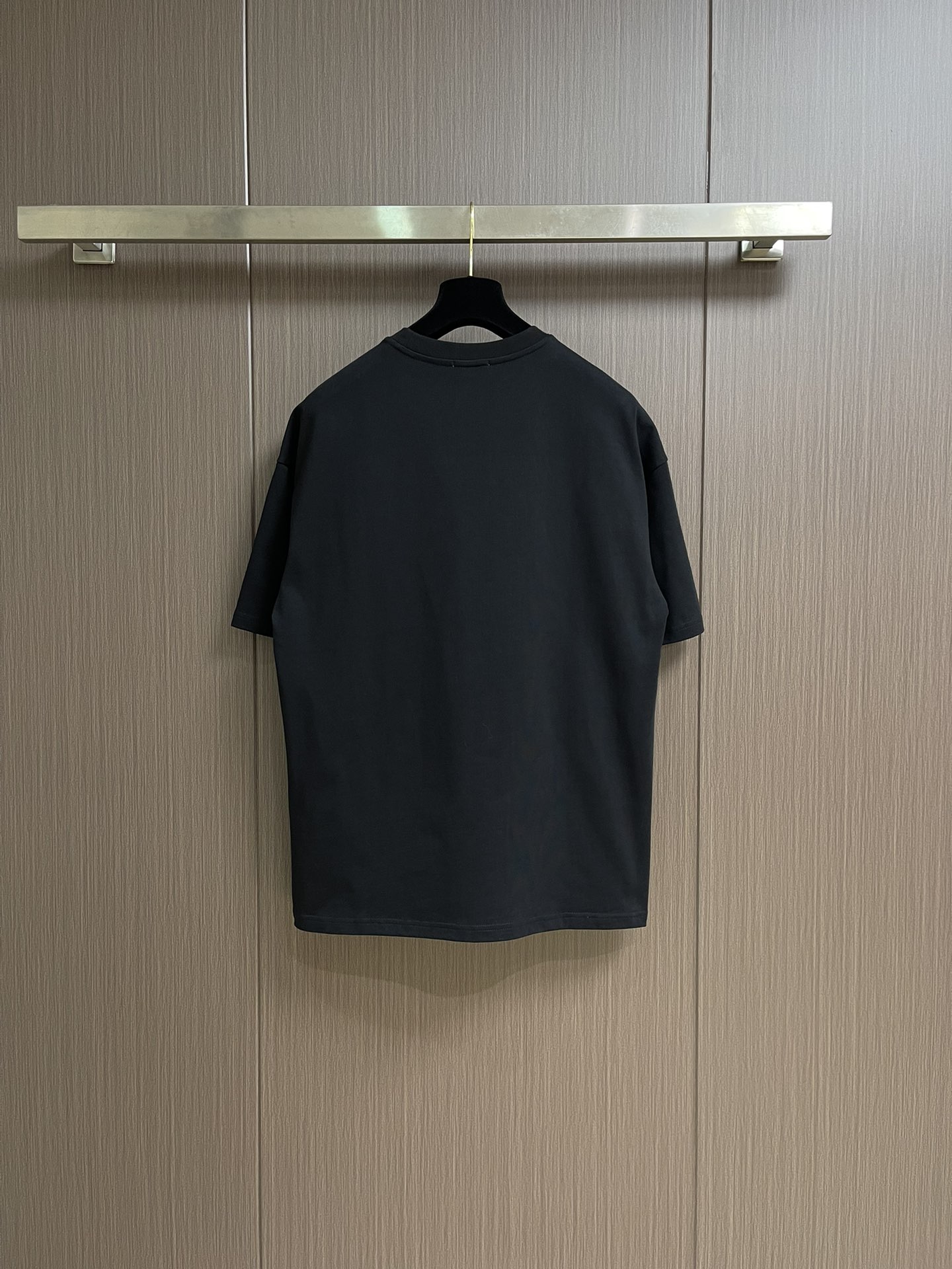 整套 
Dior 2025ss新款限定logo标识短袖T恤短裤套装，采用定制棉质平纹面料，透气舒适，胸前