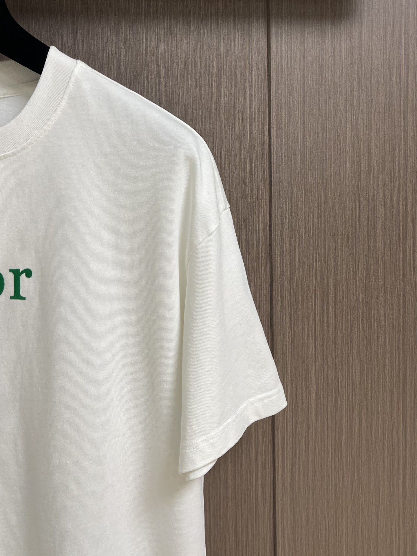 整套 
Dior 2025ss新款限定logo标识短袖T恤短裤套装，采用定制棉质平纹面料，透气舒适，胸前