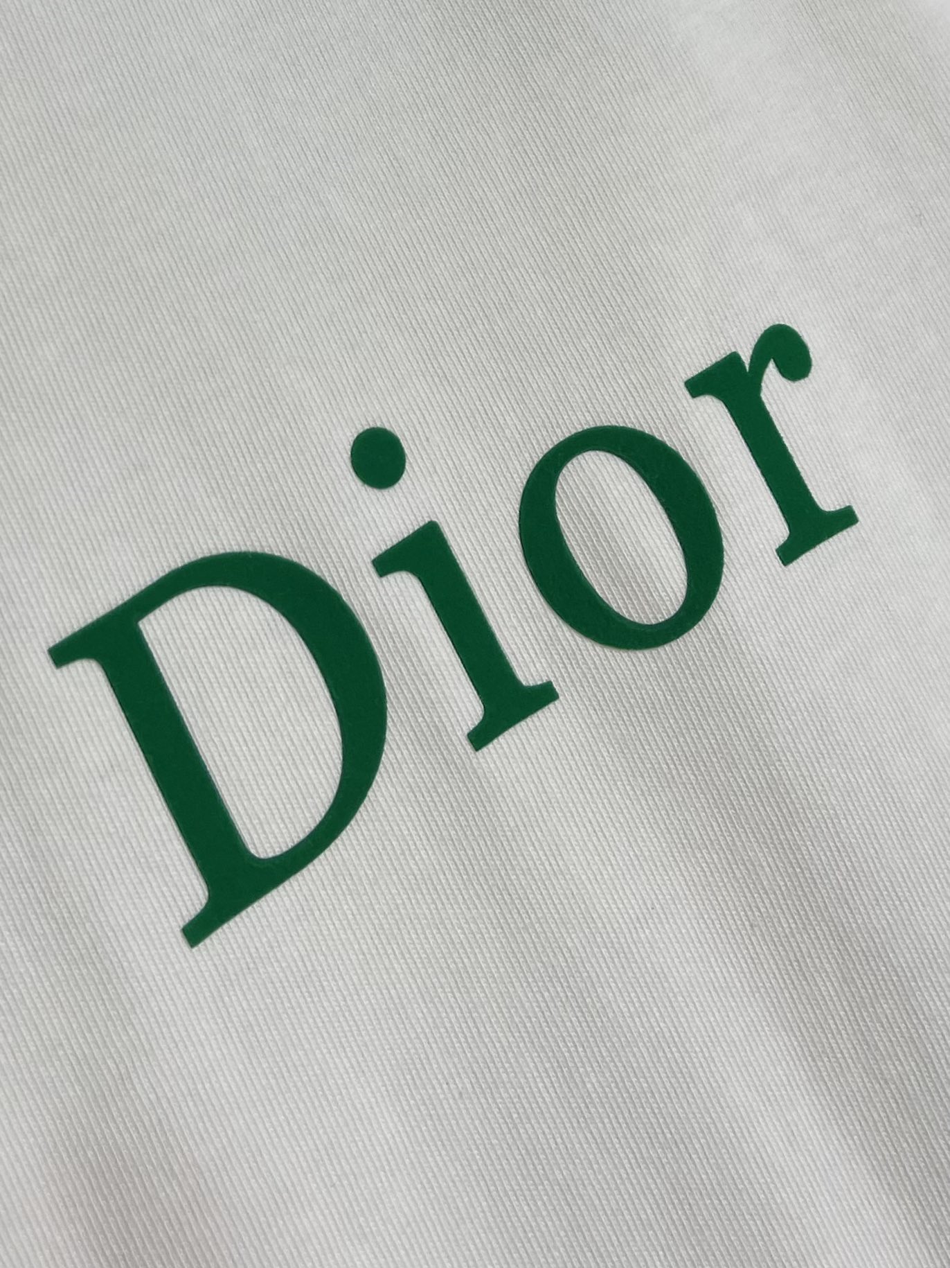 整套 
Dior 2025ss新款限定logo标识短袖T恤短裤套装，采用定制棉质平纹面料，透气舒适，胸前