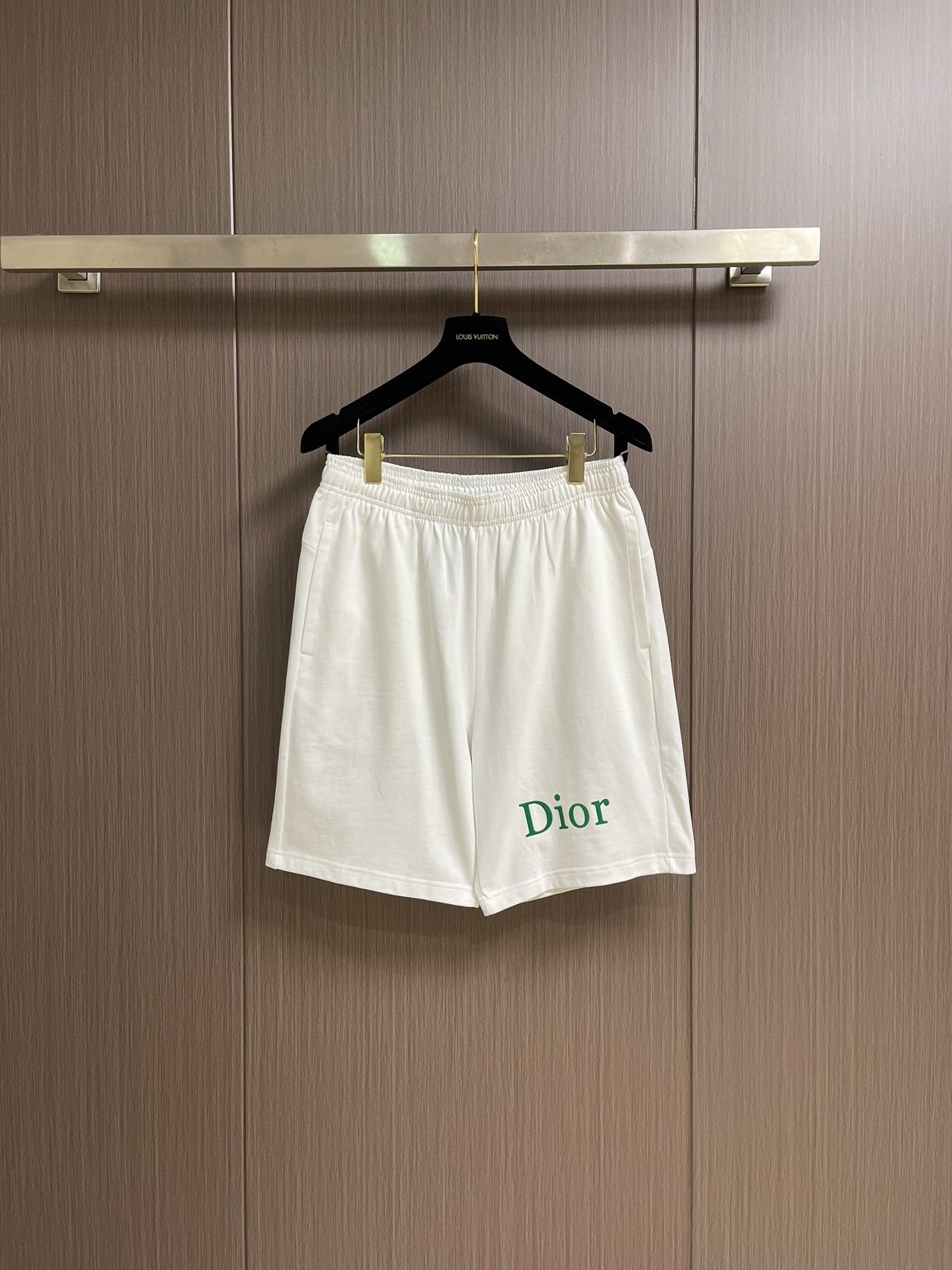 整套 
Dior 2025ss新款限定logo标识短袖T恤短裤套装，采用定制棉质平纹面料，透气舒适，胸前