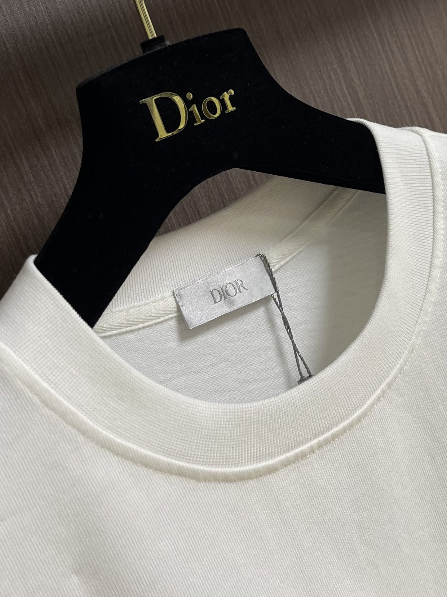 整套 
Dior 2025ss新款限定logo标识短袖T恤短裤套装，采用定制棉质平纹面料，透气舒适，胸前