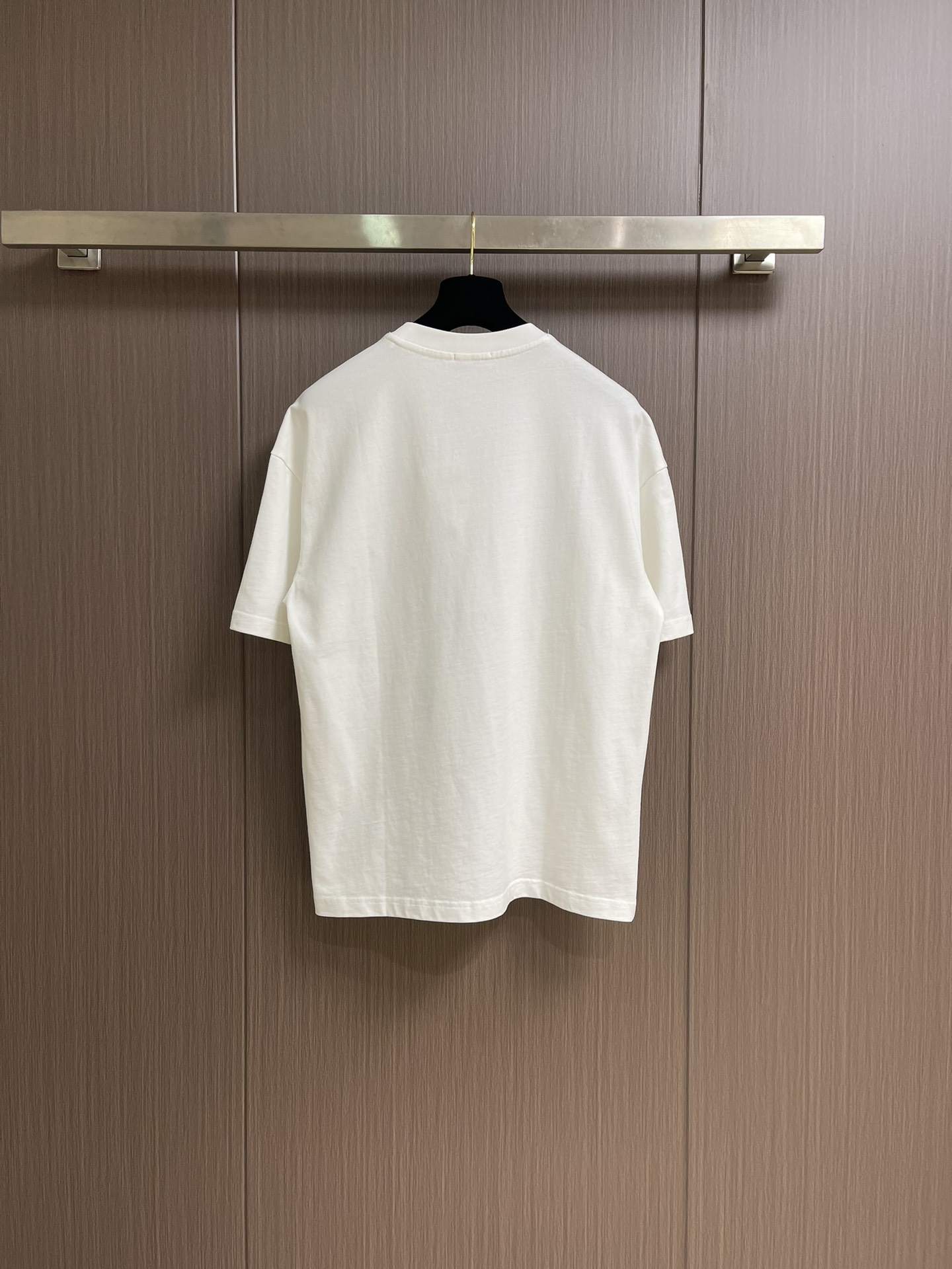 整套 
Dior 2025ss新款限定logo标识短袖T恤短裤套装，采用定制棉质平纹面料，透气舒适，胸前