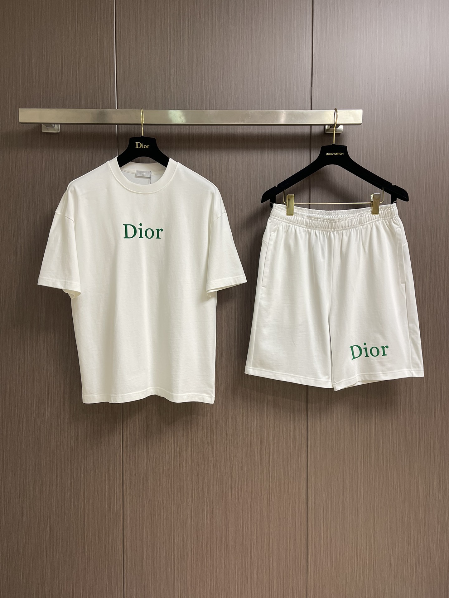 整套 
Dior 2025ss新款限定logo标识短袖T恤短裤套装，采用定制棉质平纹面料，透气舒适，胸前