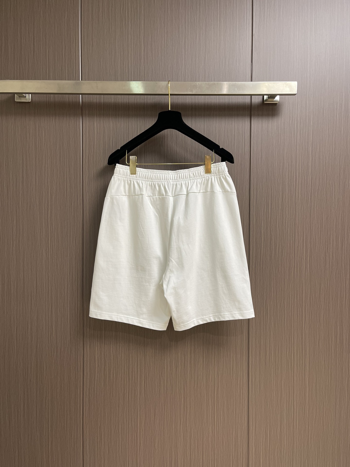 整套 
Dior 2025ss新款限定logo标识短袖T恤短裤套装，采用定制棉质平纹面料，透气舒适，胸前