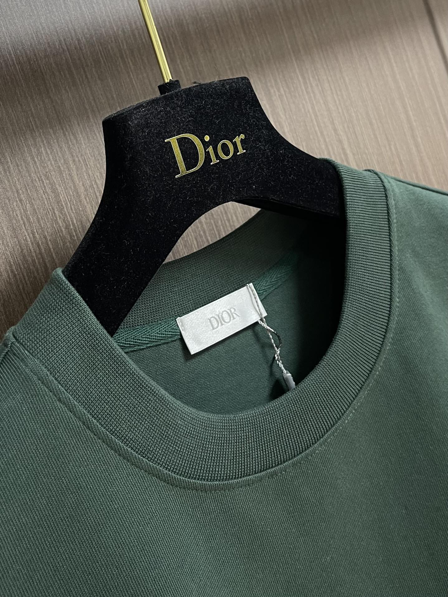 整套 
Dior 2025ss新款限定logo标识短袖T恤短裤套装，采用定制棉质平纹面料，透气舒适，胸前