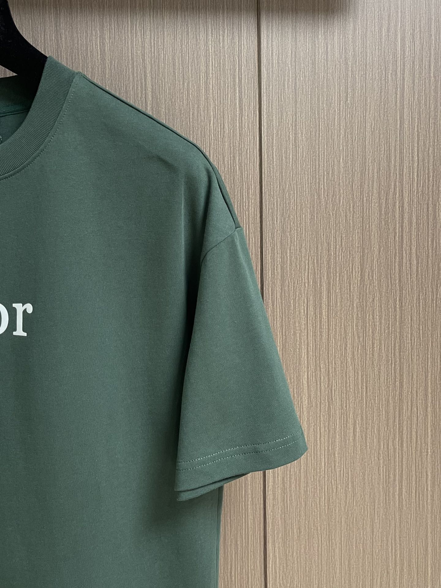 整套 
Dior 2025ss新款限定logo标识短袖T恤短裤套装，采用定制棉质平纹面料，透气舒适，胸前