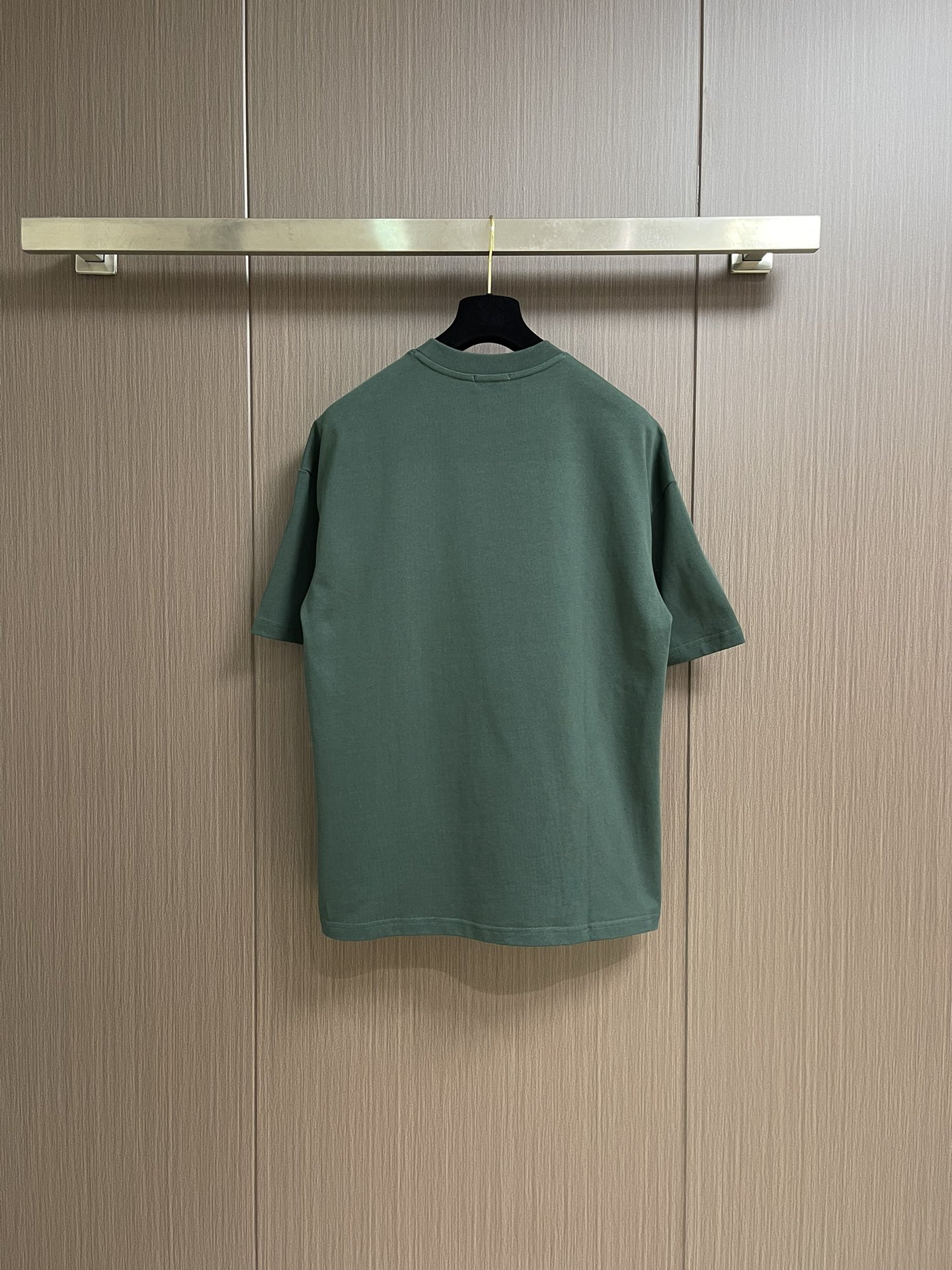 整套 
Dior 2025ss新款限定logo标识短袖T恤短裤套装，采用定制棉质平纹面料，透气舒适，胸前