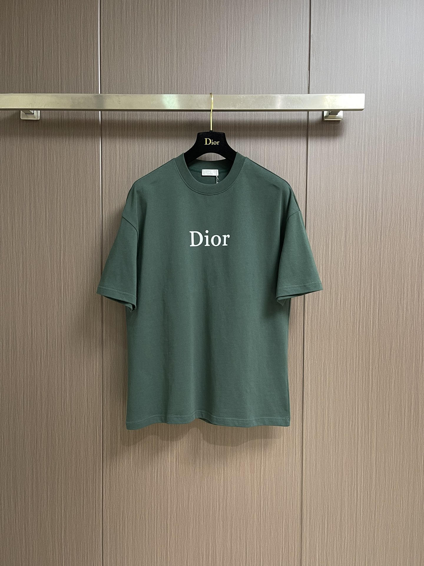 NO:518345,The complete set of Dior 2025ss new limited logo logo short-sleeved T-shirt shorts set, using customized cotton plain fabric, breathable and comfortable, with brand letter printing on the chest, fixed ribbed double-needle edge locking process. Size M-XXL,,dior, shorts,T-shirt,tees,t-shirt,alexander wang19860909整套 Dior 2025ss新款限定logo标识短袖T恤短裤套装,采用定制棉质平纹面料,透气舒适,胸前饰以品牌字母印花,定织罗纹双针锁边工艺 .尺码M-XXL,,dior,shorts,T-shirt,tees，t-shirt,alexander wang,Men's clothing