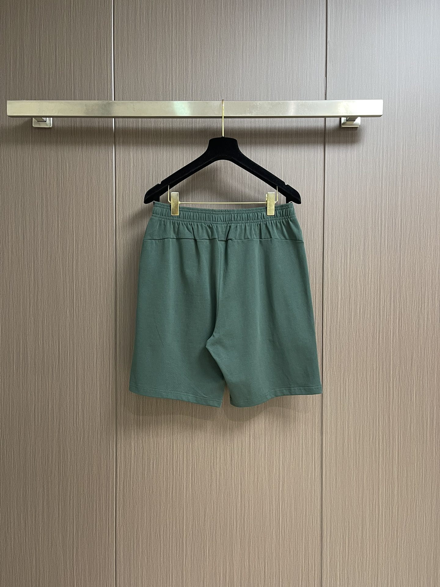 整套 
Dior 2025ss新款限定logo标识短袖T恤短裤套装，采用定制棉质平纹面料，透气舒适，胸前