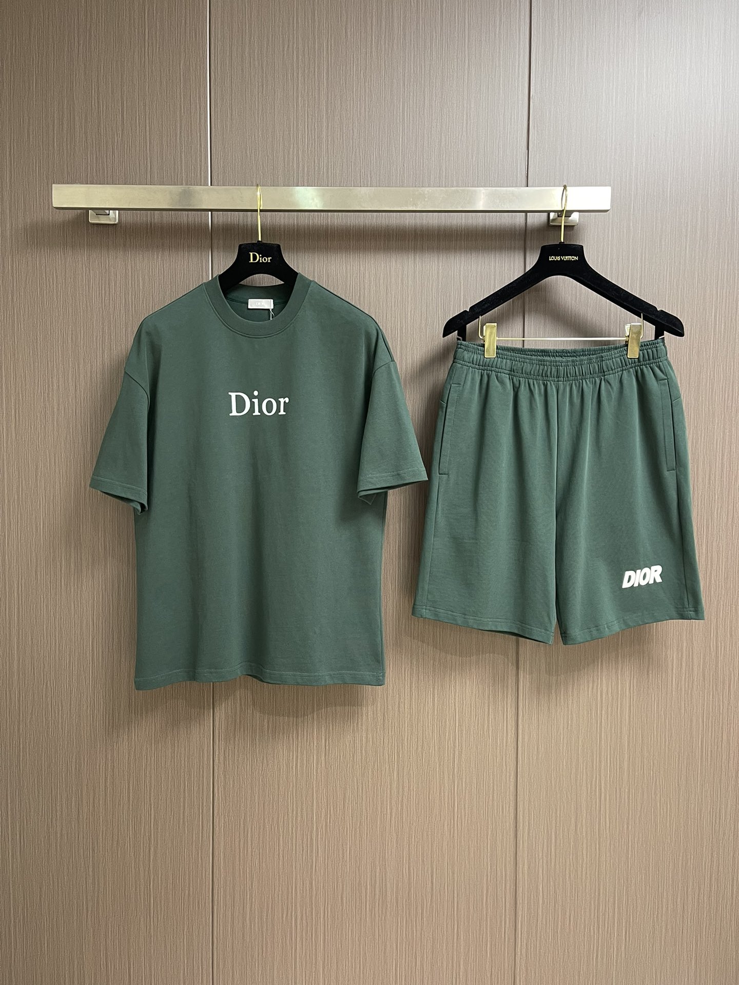 整套 
Dior 2025ss新款限定logo标识短袖T恤短裤套装，采用定制棉质平纹面料，透气舒适，胸前