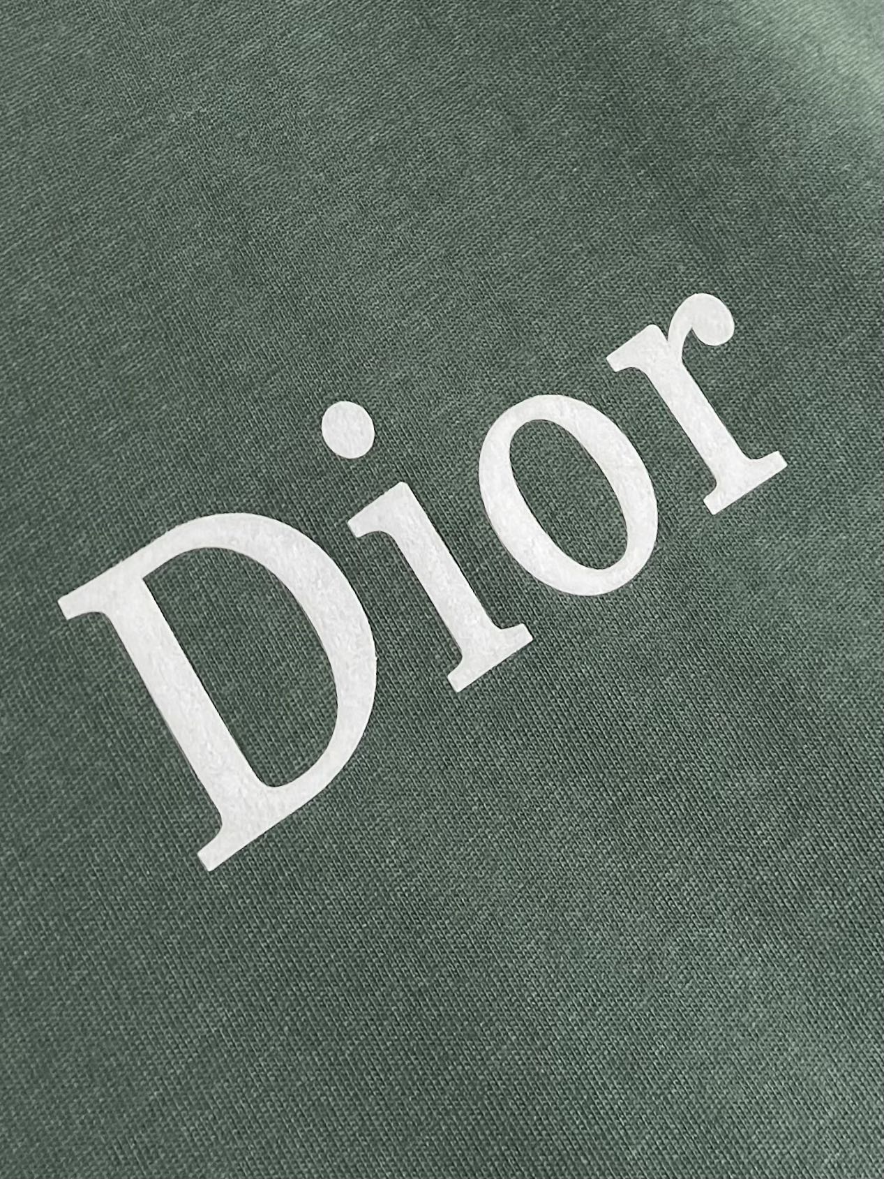 整套 
Dior 2025ss新款限定logo标识短袖T恤短裤套装，采用定制棉质平纹面料，透气舒适，胸前