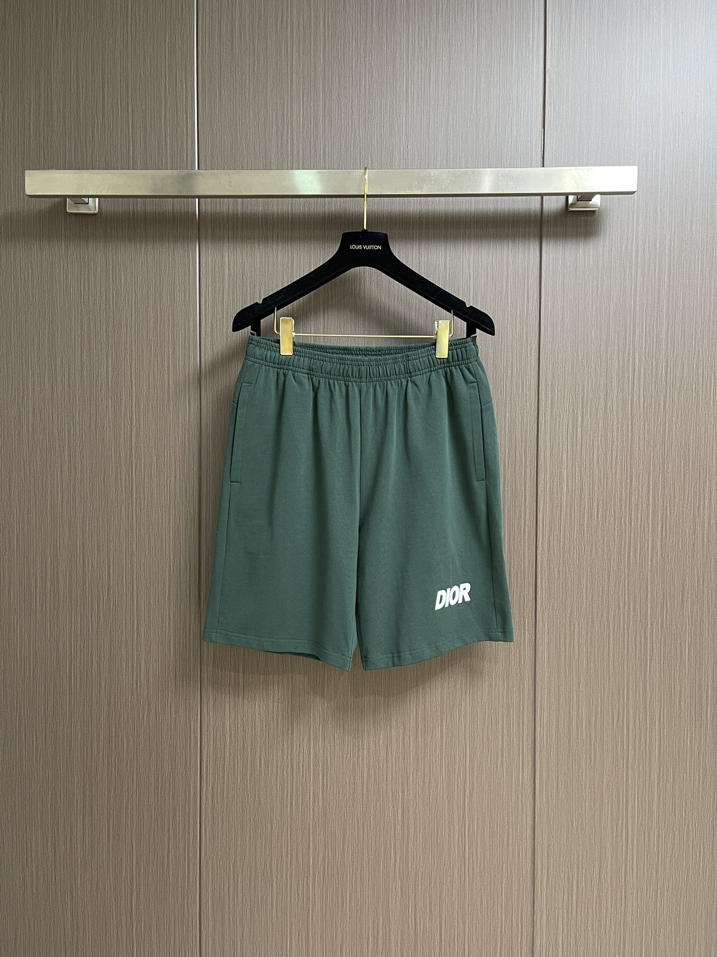 整套 
Dior 2025ss新款限定logo标识短袖T恤短裤套装，采用定制棉质平纹面料，透气舒适，胸前