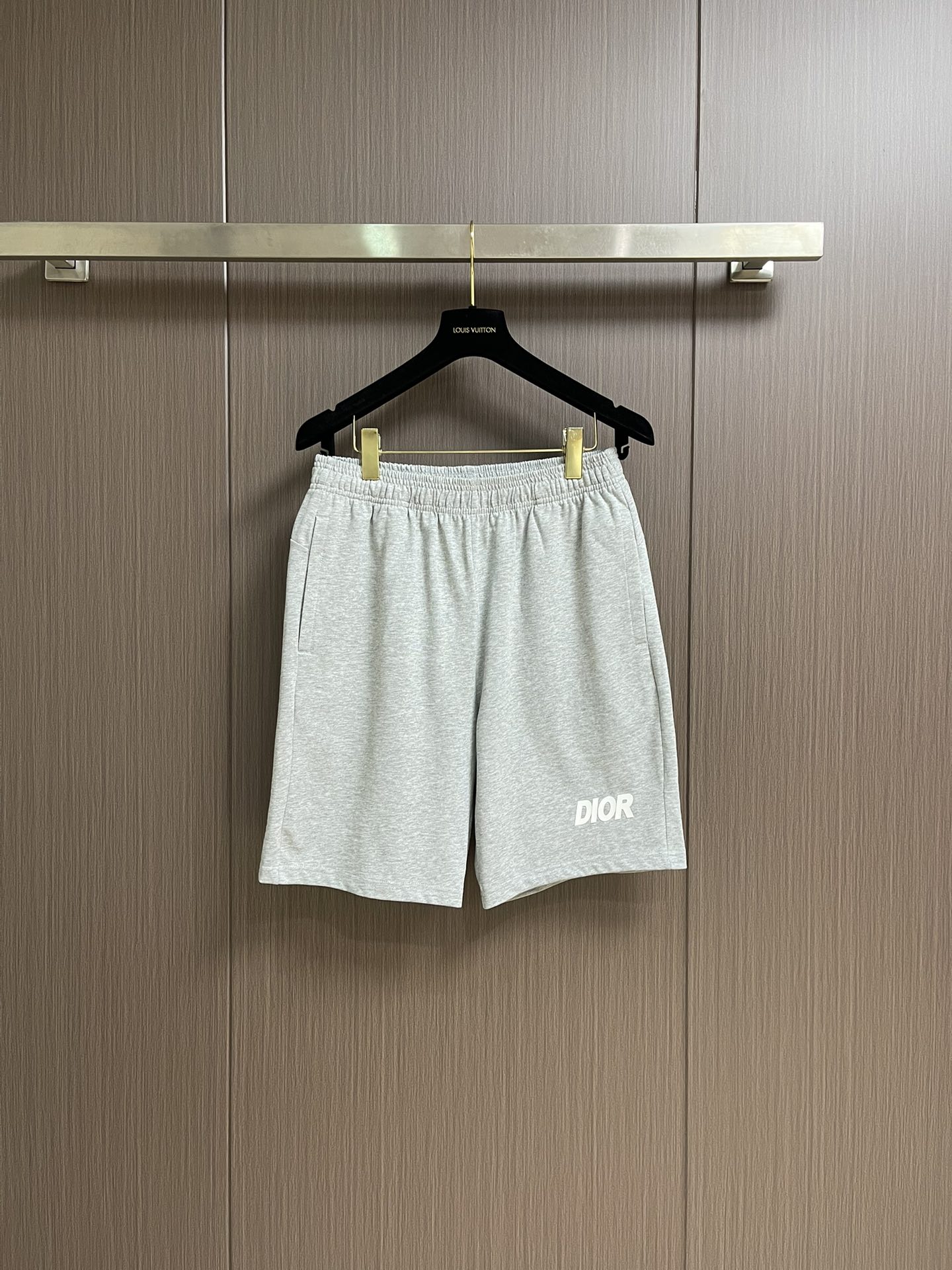 整套 
Dior 2025ss新款限定logo贴胶标识短袖T恤短裤套装，采用定制棉质平纹面料，透气舒适，