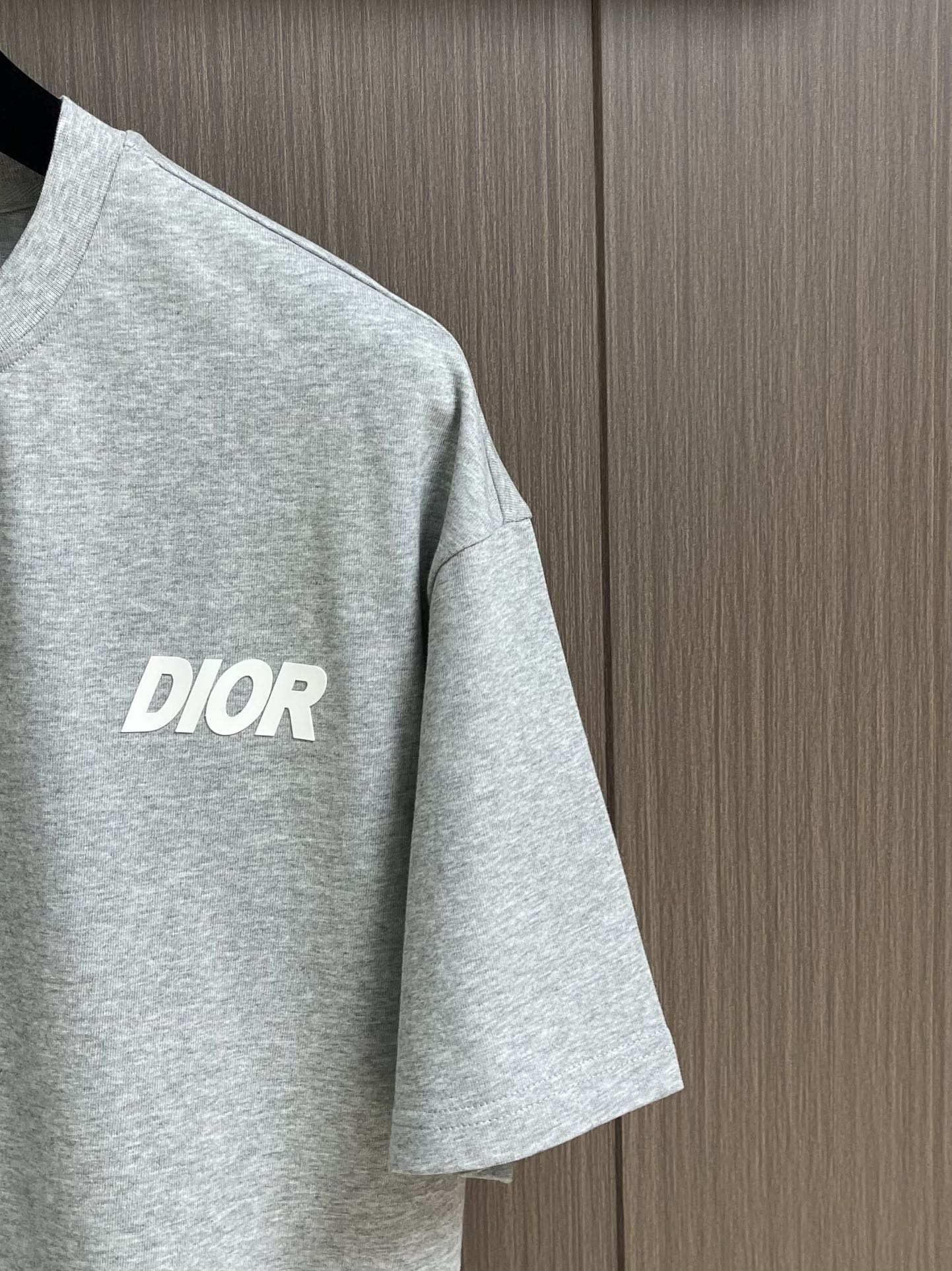 整套 
Dior 2025ss新款限定logo贴胶标识短袖T恤短裤套装，采用定制棉质平纹面料，透气舒适，