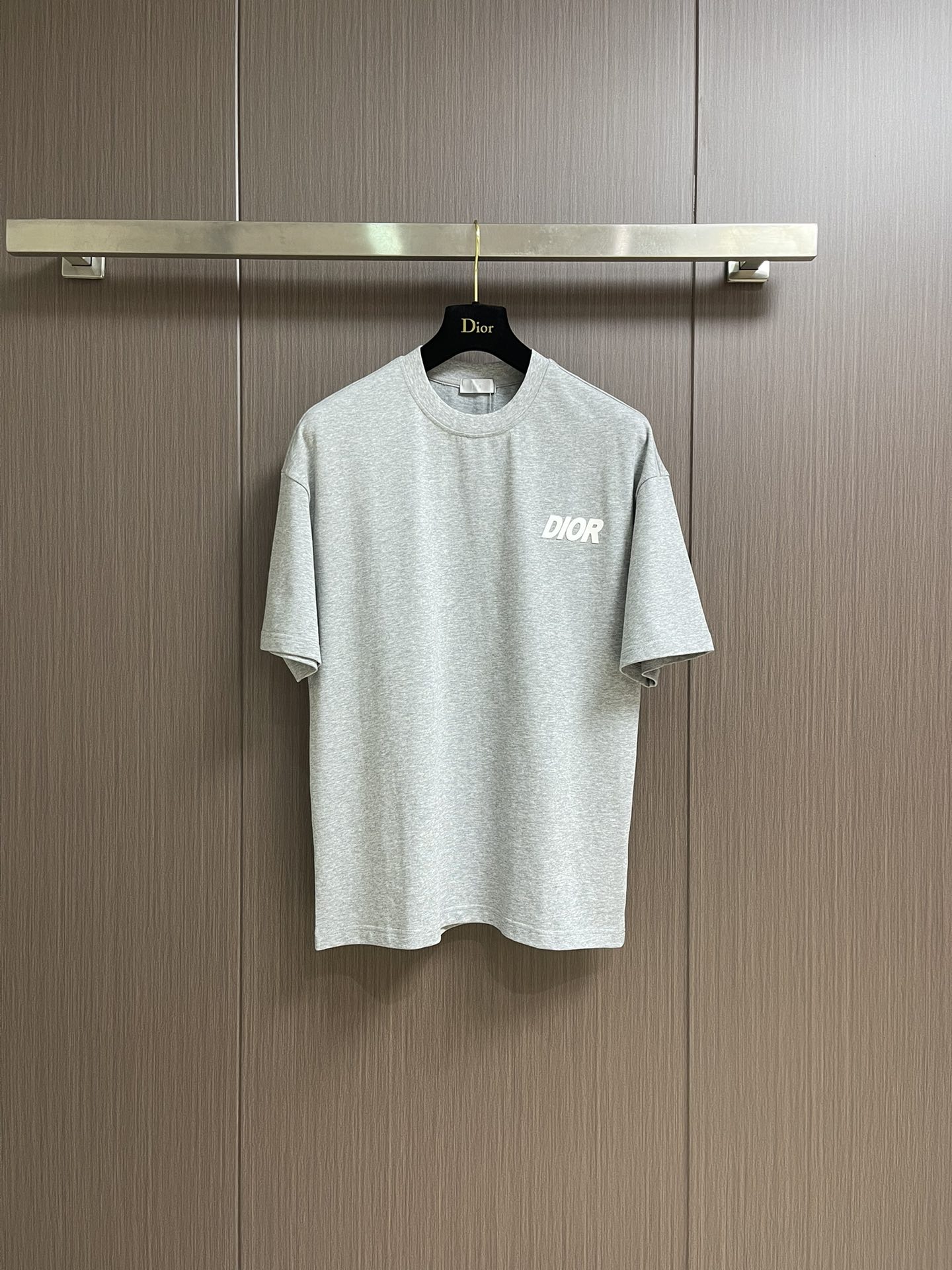 整套 
Dior 2025ss新款限定logo贴胶标识短袖T恤短裤套装，采用定制棉质平纹面料，透气舒适，