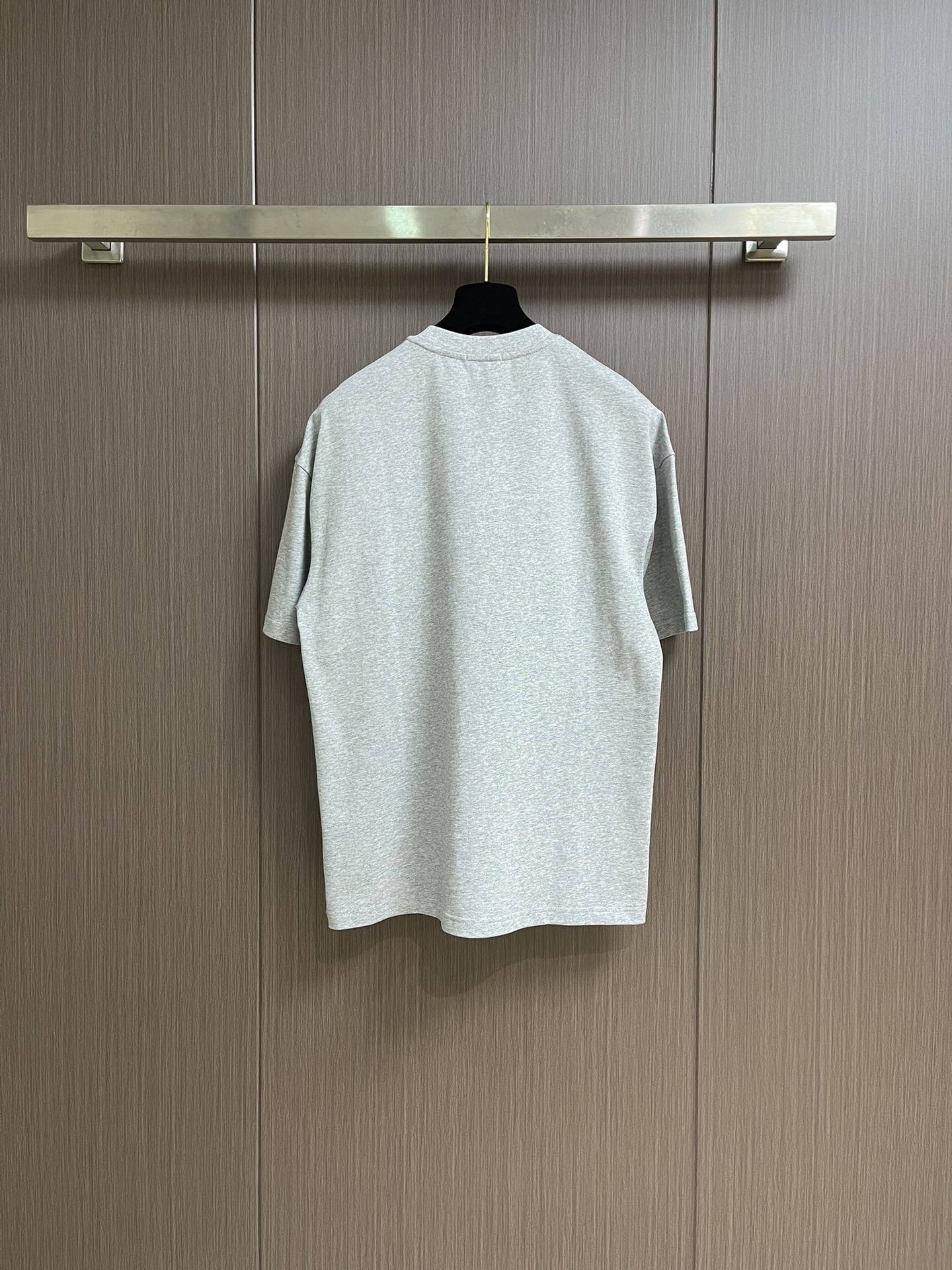 整套 
Dior 2025ss新款限定logo贴胶标识短袖T恤短裤套装，采用定制棉质平纹面料，透气舒适，