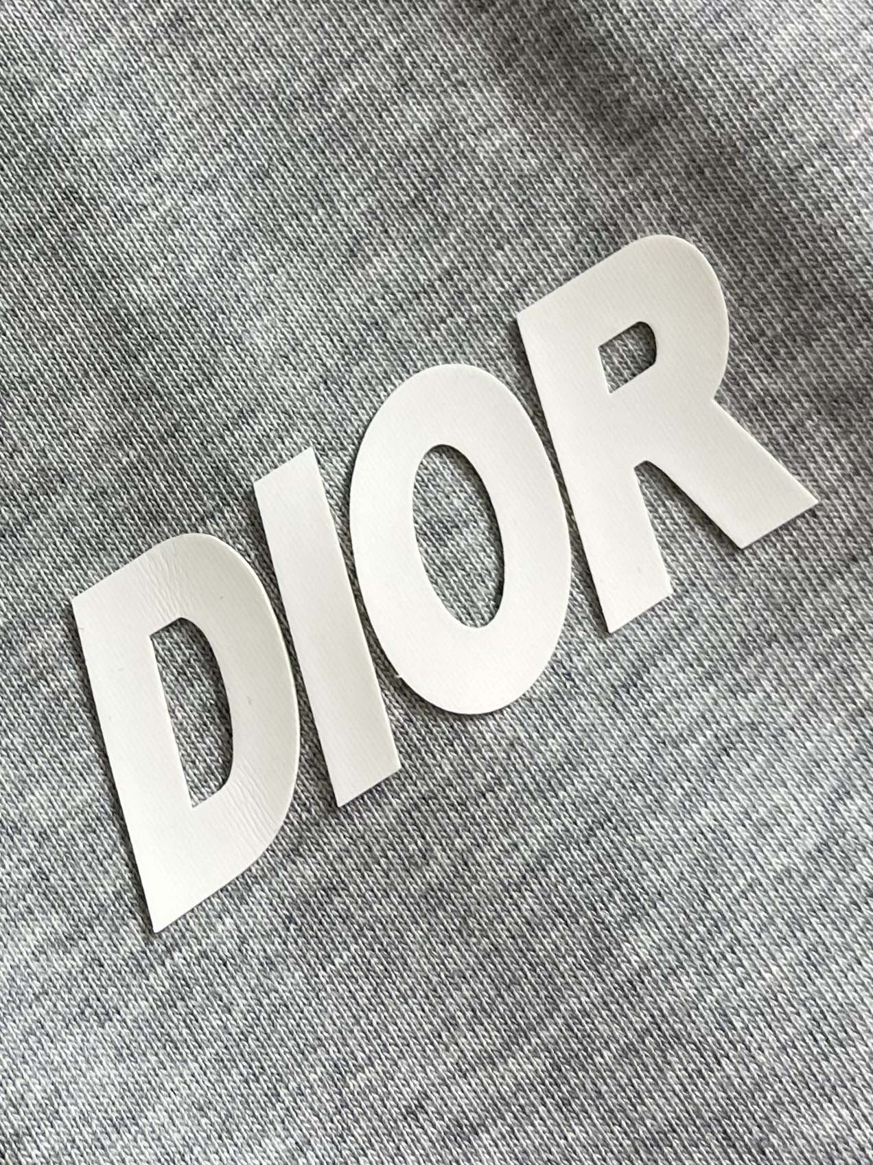 整套 
Dior 2025ss新款限定logo贴胶标识短袖T恤短裤套装，采用定制棉质平纹面料，透气舒适，