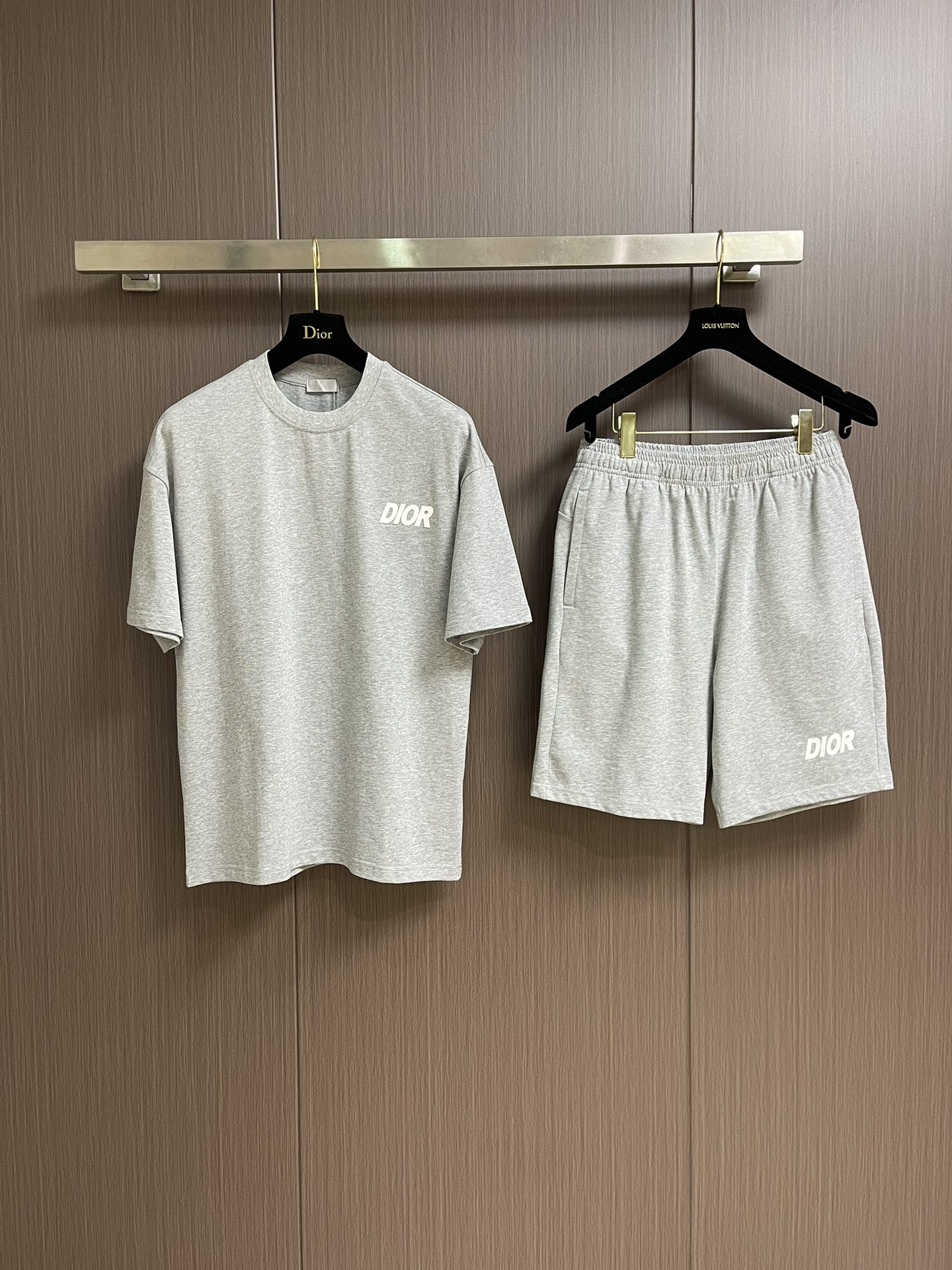 整套 
Dior 2025ss新款限定logo贴胶标识短袖T恤短裤套装，采用定制棉质平纹面料，透气舒适，
