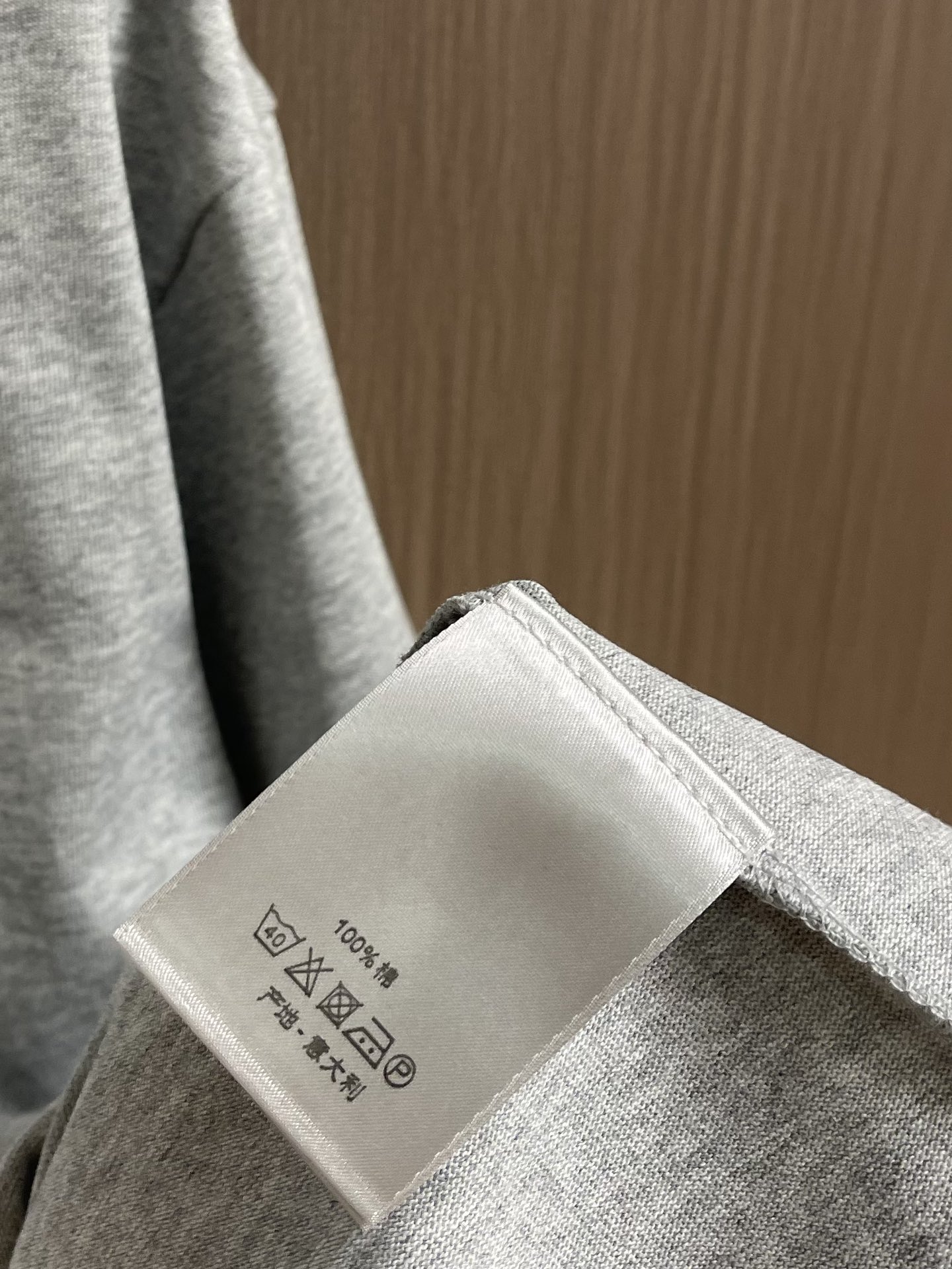 整套 
Dior 2025ss新款限定logo贴胶标识短袖T恤短裤套装，采用定制棉质平纹面料，透气舒适，