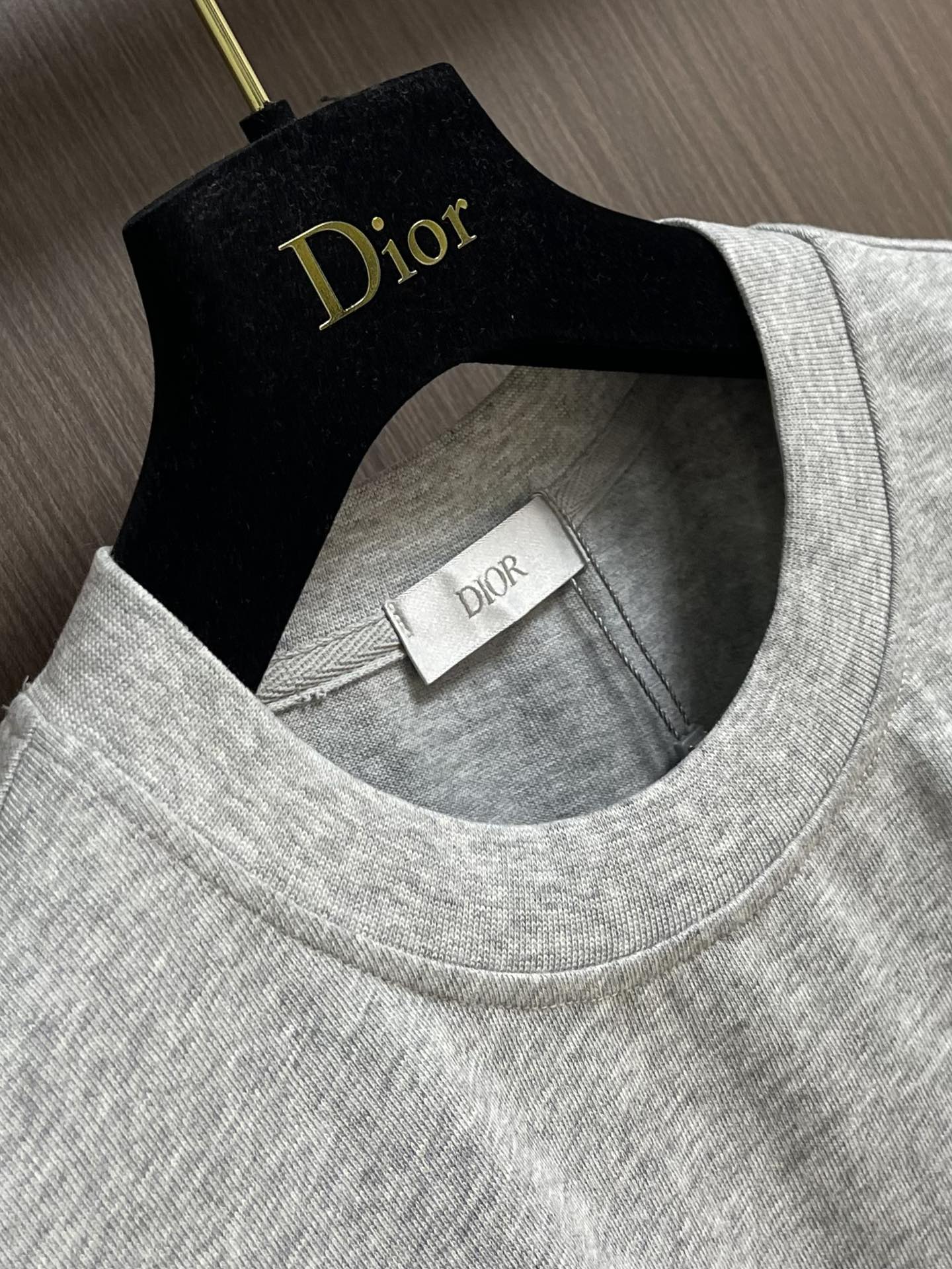 整套 
Dior 2025ss新款限定logo贴胶标识短袖T恤短裤套装，采用定制棉质平纹面料，透气舒适，