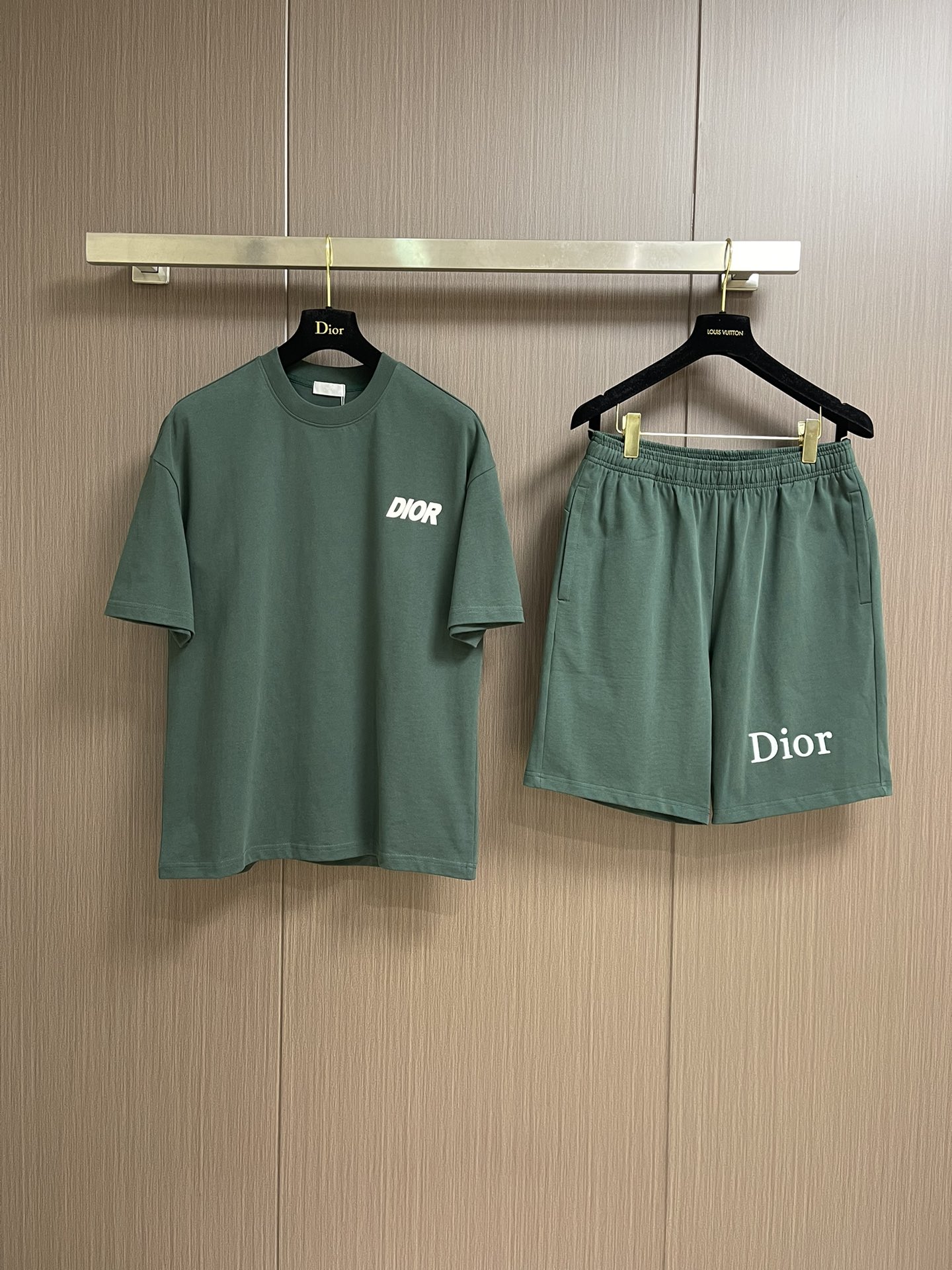 整套 
Dior 2025ss新款限定logo贴胶标识短袖T恤短裤套装，采用定制棉质平纹面料，透气舒适，