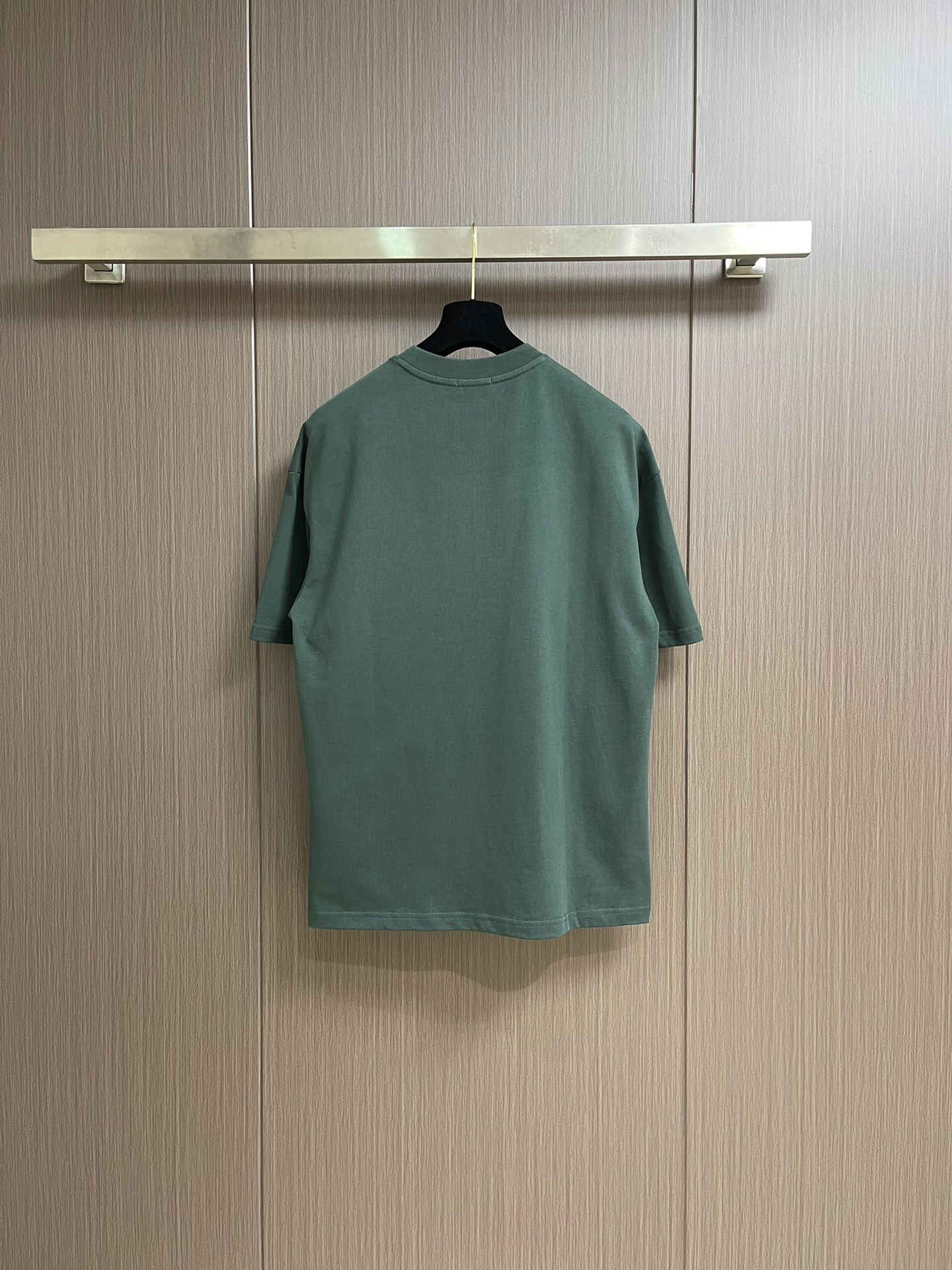 整套 
Dior 2025ss新款限定logo贴胶标识短袖T恤短裤套装，采用定制棉质平纹面料，透气舒适，