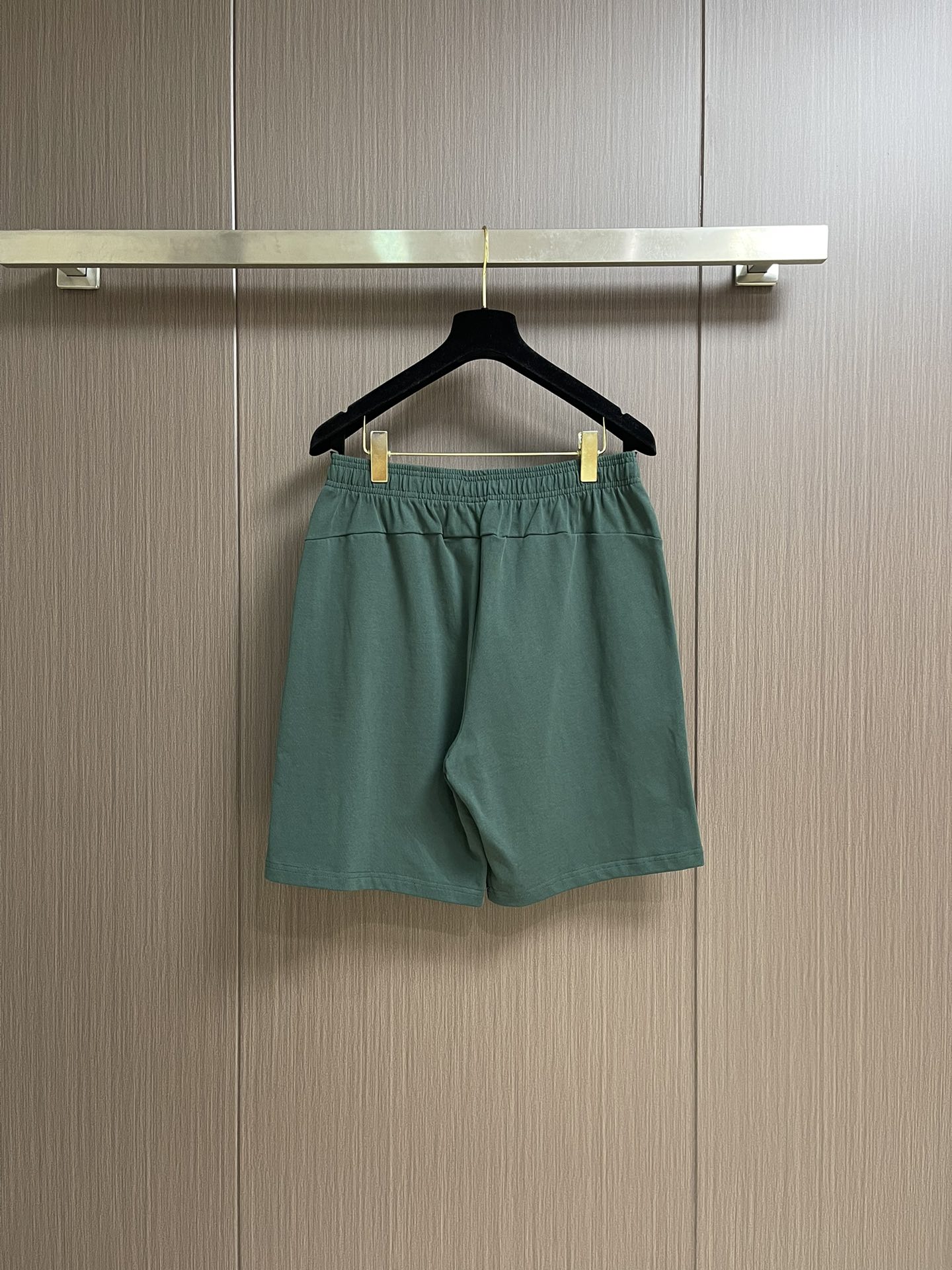 整套 
Dior 2025ss新款限定logo贴胶标识短袖T恤短裤套装，采用定制棉质平纹面料，透气舒适，