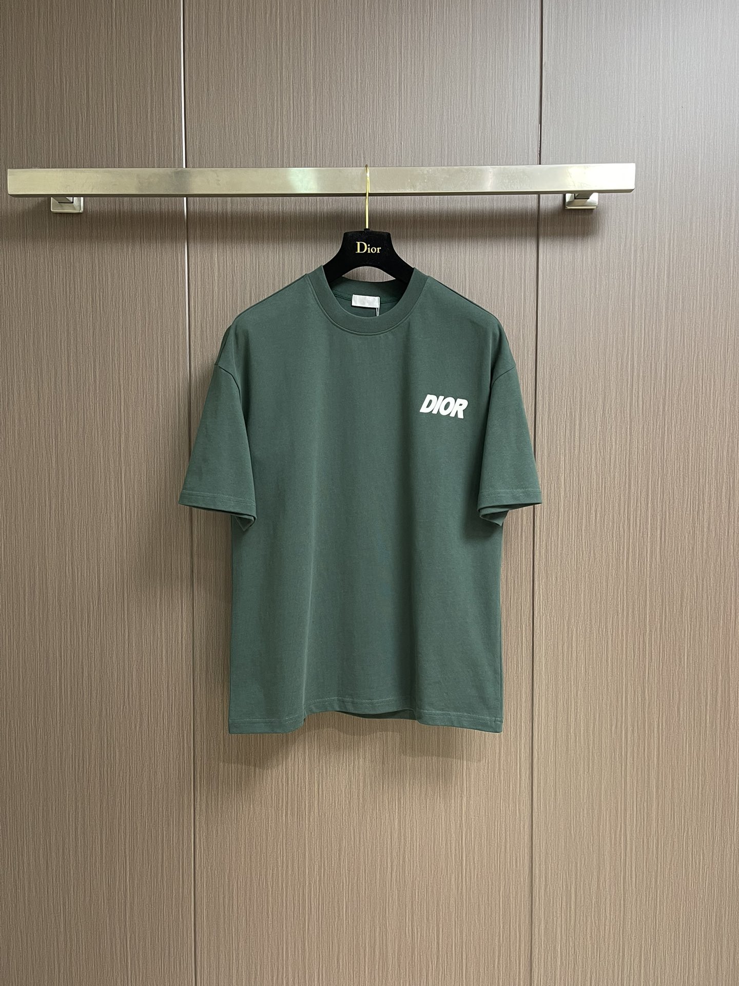 整套 
Dior 2025ss新款限定logo贴胶标识短袖T恤短裤套装，采用定制棉质平纹面料，透气舒适，