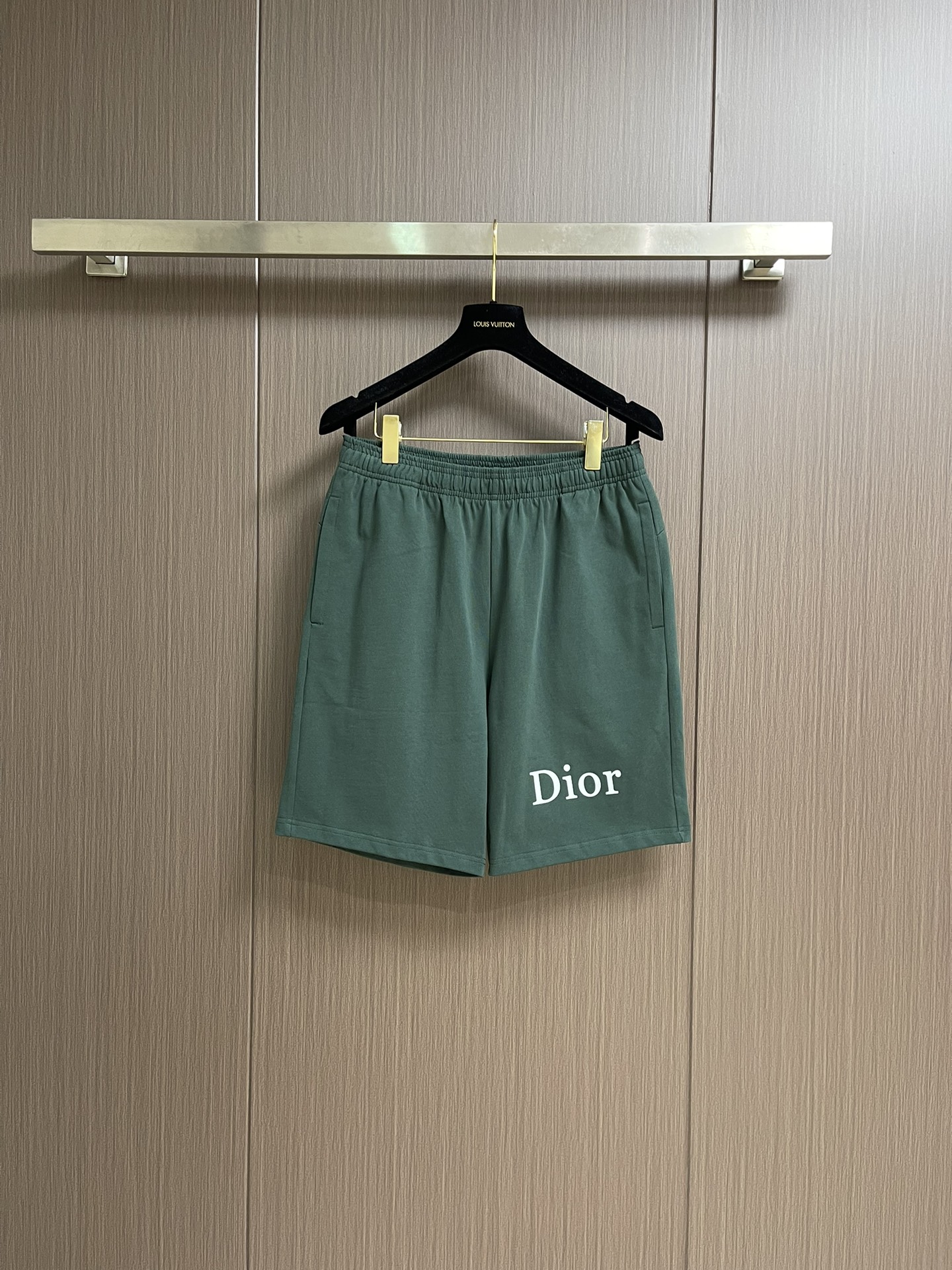 整套 
Dior 2025ss新款限定logo贴胶标识短袖T恤短裤套装，采用定制棉质平纹面料，透气舒适，
