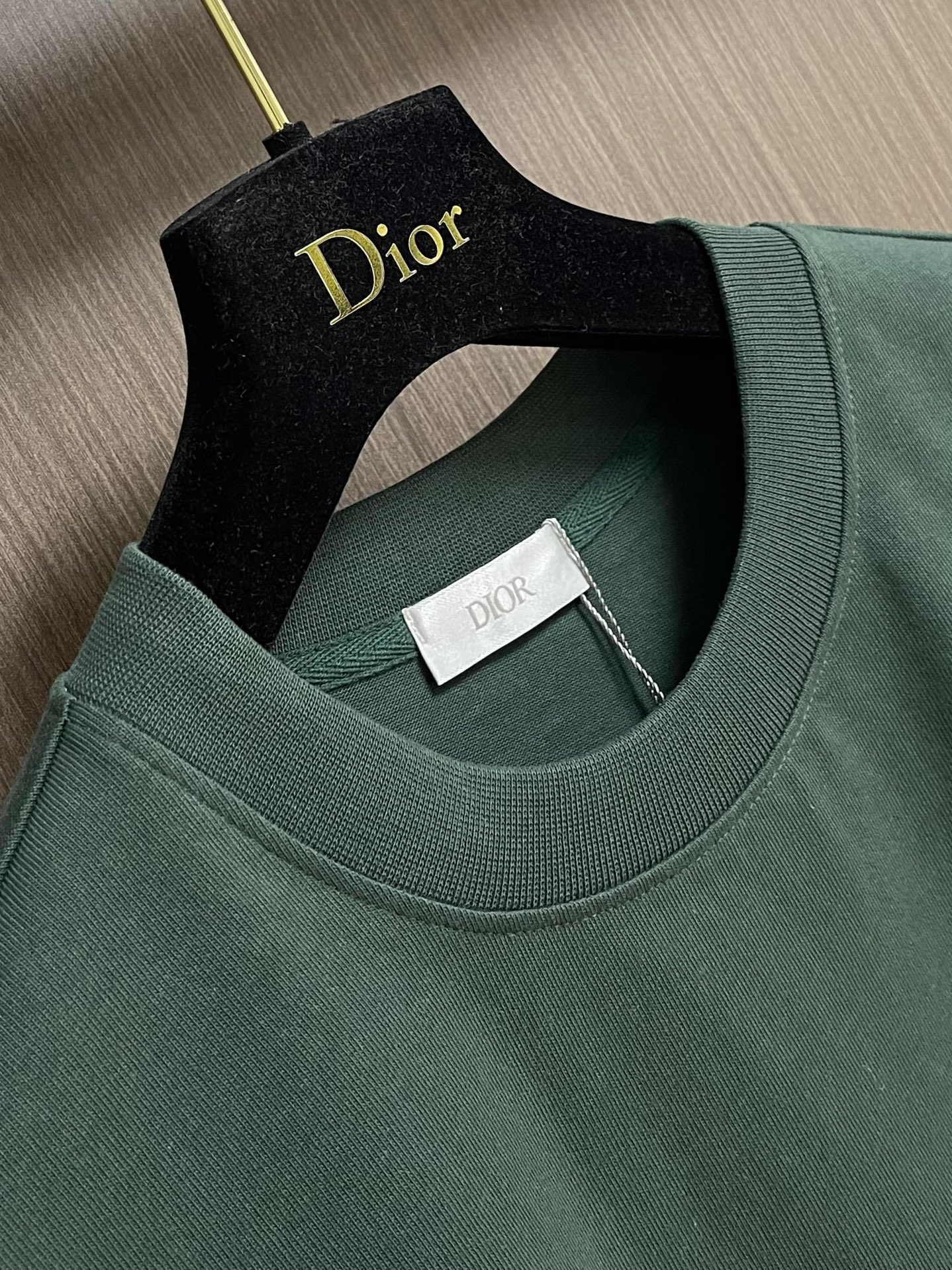 整套 
Dior 2025ss新款限定logo贴胶标识短袖T恤短裤套装，采用定制棉质平纹面料，透气舒适，