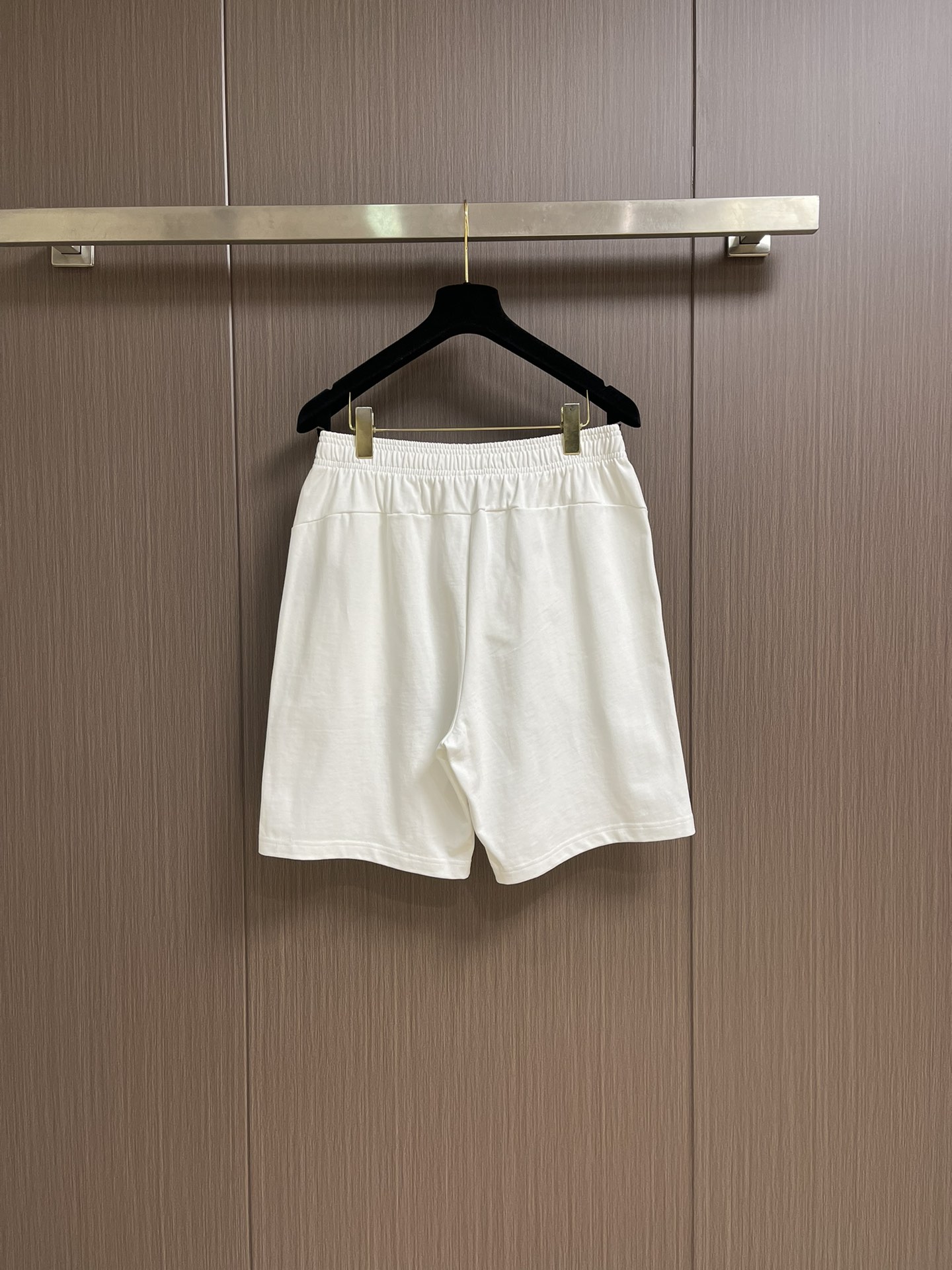 整套 
Dior 2025ss新款限定logo贴胶标识短袖T恤短裤套装，采用定制棉质平纹面料，透气舒适，