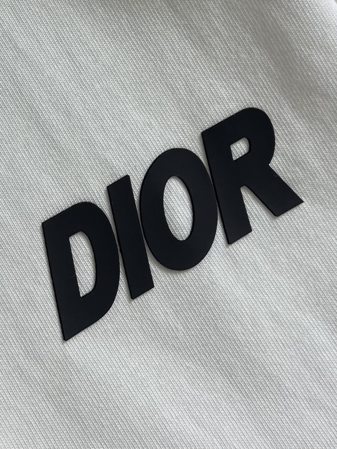 整套 
Dior 2025ss新款限定logo贴胶标识短袖T恤短裤套装，采用定制棉质平纹面料，透气舒适，