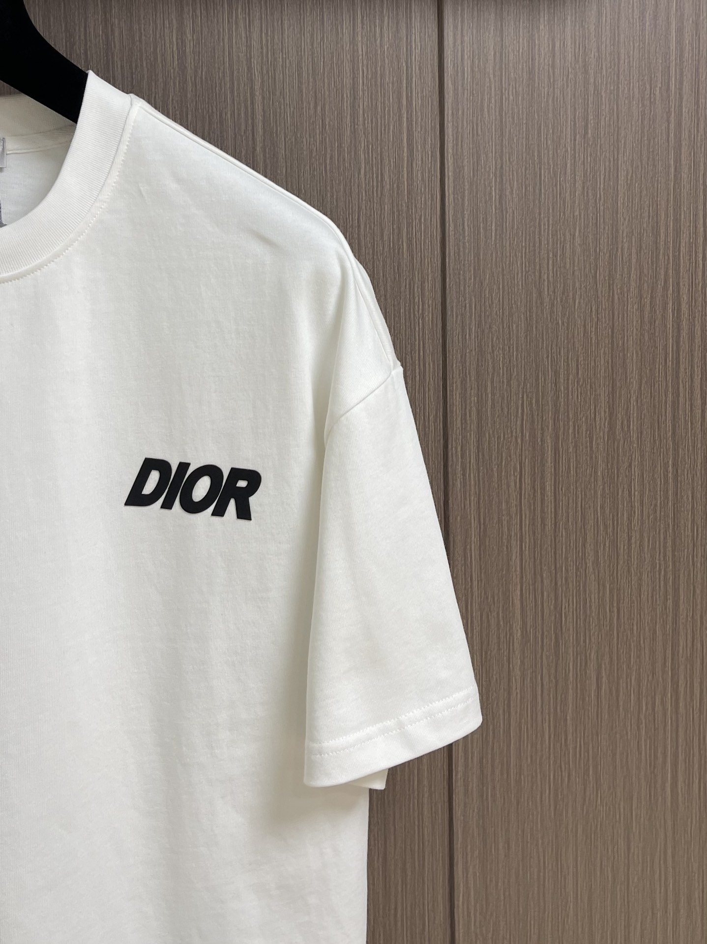整套 
Dior 2025ss新款限定logo贴胶标识短袖T恤短裤套装，采用定制棉质平纹面料，透气舒适，