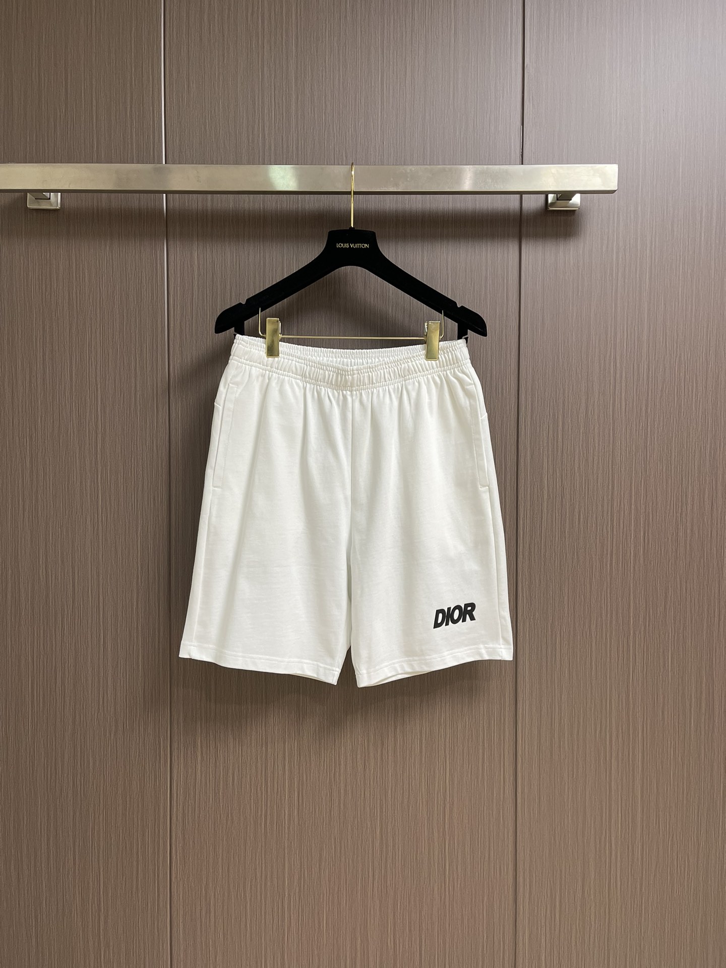 整套 
Dior 2025ss新款限定logo贴胶标识短袖T恤短裤套装，采用定制棉质平纹面料，透气舒适，