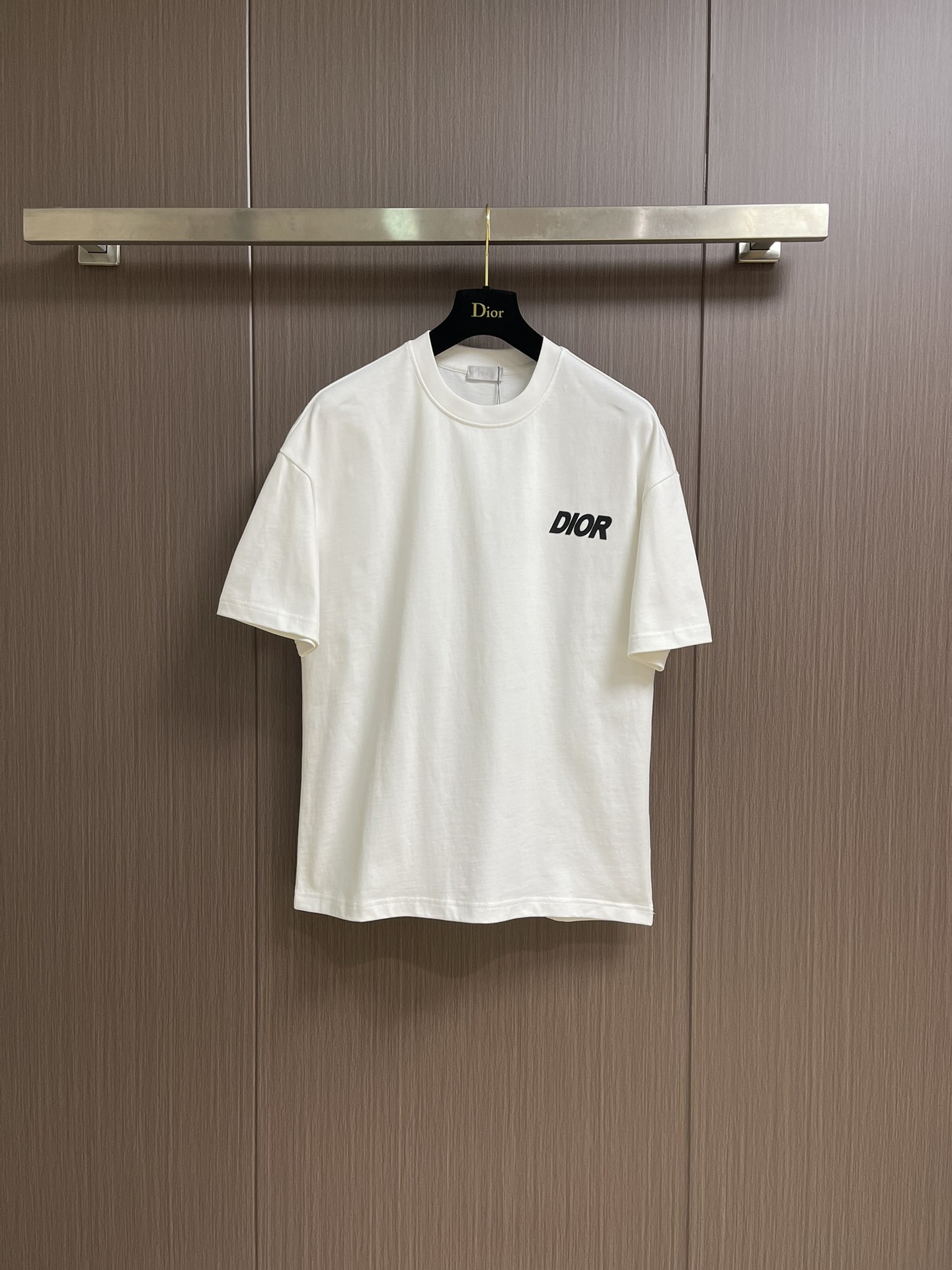 NO:518348,The complete set of Dior 2025ss new limited logo sticker logo short-sleeved T-shirt shorts set, using customized cotton plain fabric, breathable and comfortable, with brand letter printing on the chest, fixed ribbed double needle edge locking process. Size M-XXL,,dior, shorts,T-shirt,tees,t-shirt,alexander wang19860909整套 Dior 2025ss新款限定logo贴胶标识短袖T恤短裤套装,采用定制棉质平纹面料,透气舒适,胸前饰以品牌字母印花,定织罗纹双针锁边工艺 .尺码M-XXL,,dior,shorts,T-shirt,tees，t-shirt,alexander wang,Men's clothing