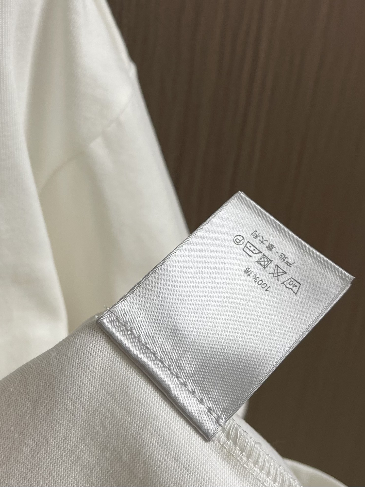 整套 
Dior 2025ss新款限定logo贴胶标识短袖T恤短裤套装，采用定制棉质平纹面料，透气舒适，