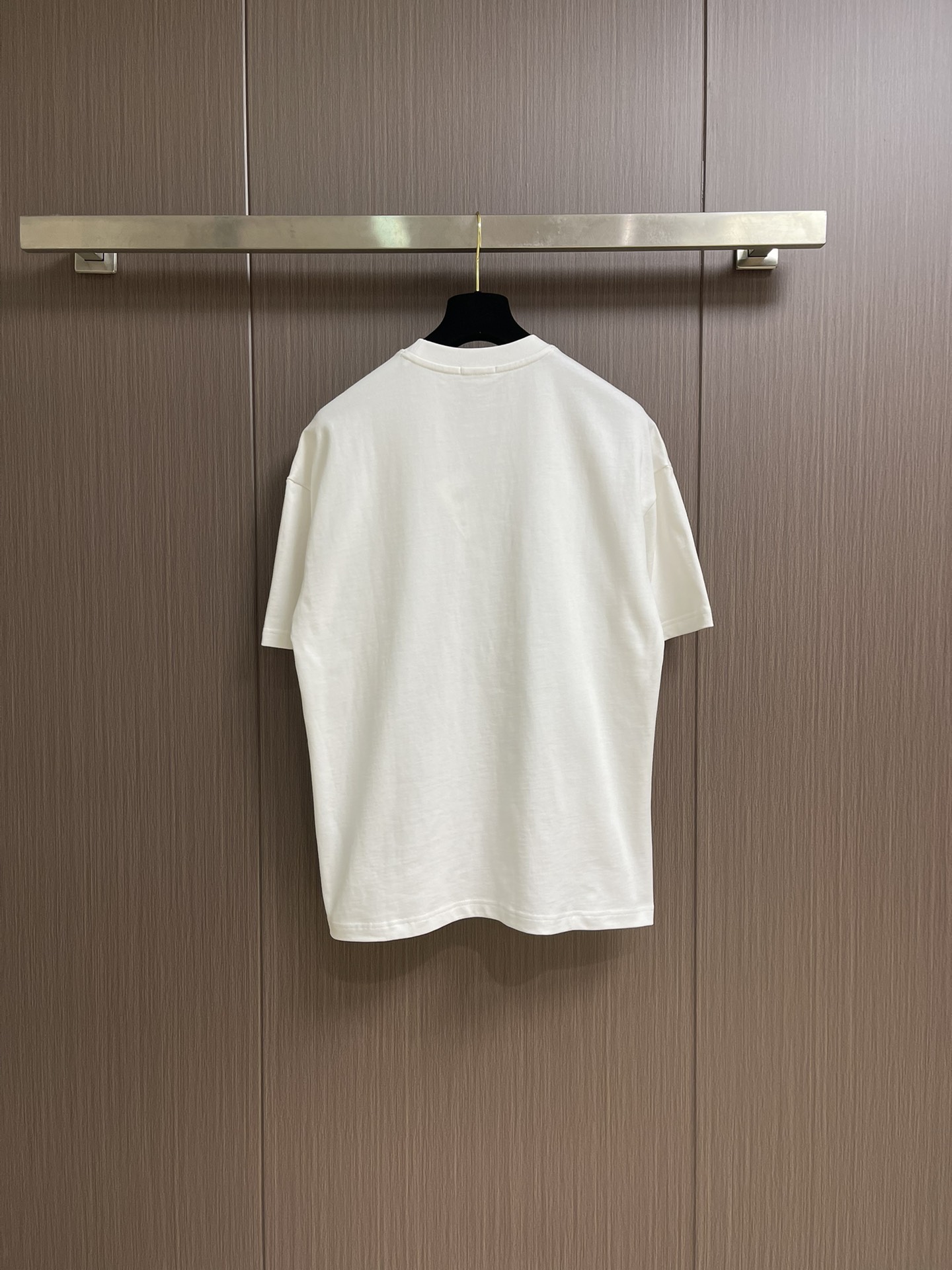 整套 
Dior 2025ss新款限定logo贴胶标识短袖T恤短裤套装，采用定制棉质平纹面料，透气舒适，