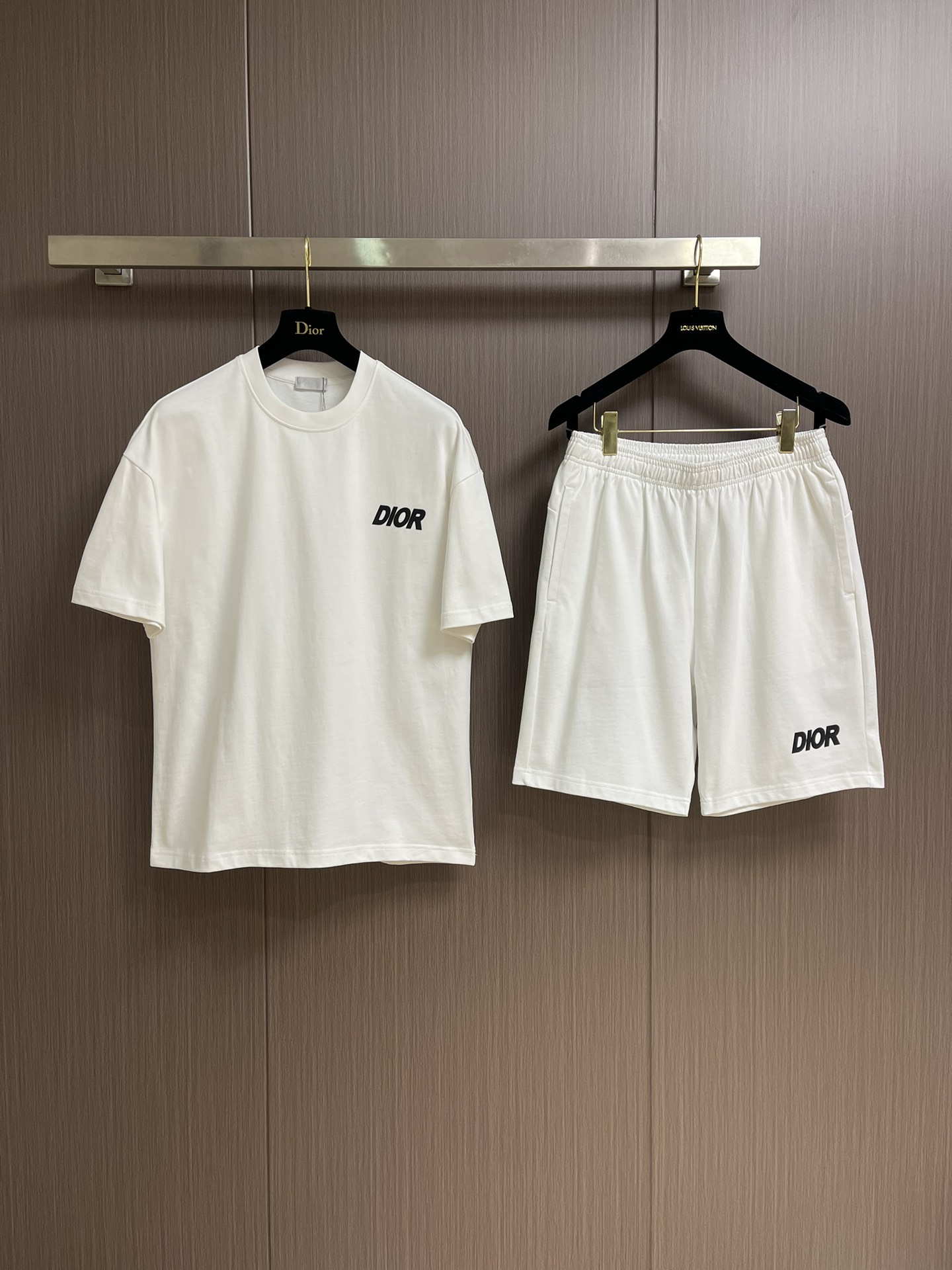 整套 
Dior 2025ss新款限定logo贴胶标识短袖T恤短裤套装，采用定制棉质平纹面料，透气舒适，