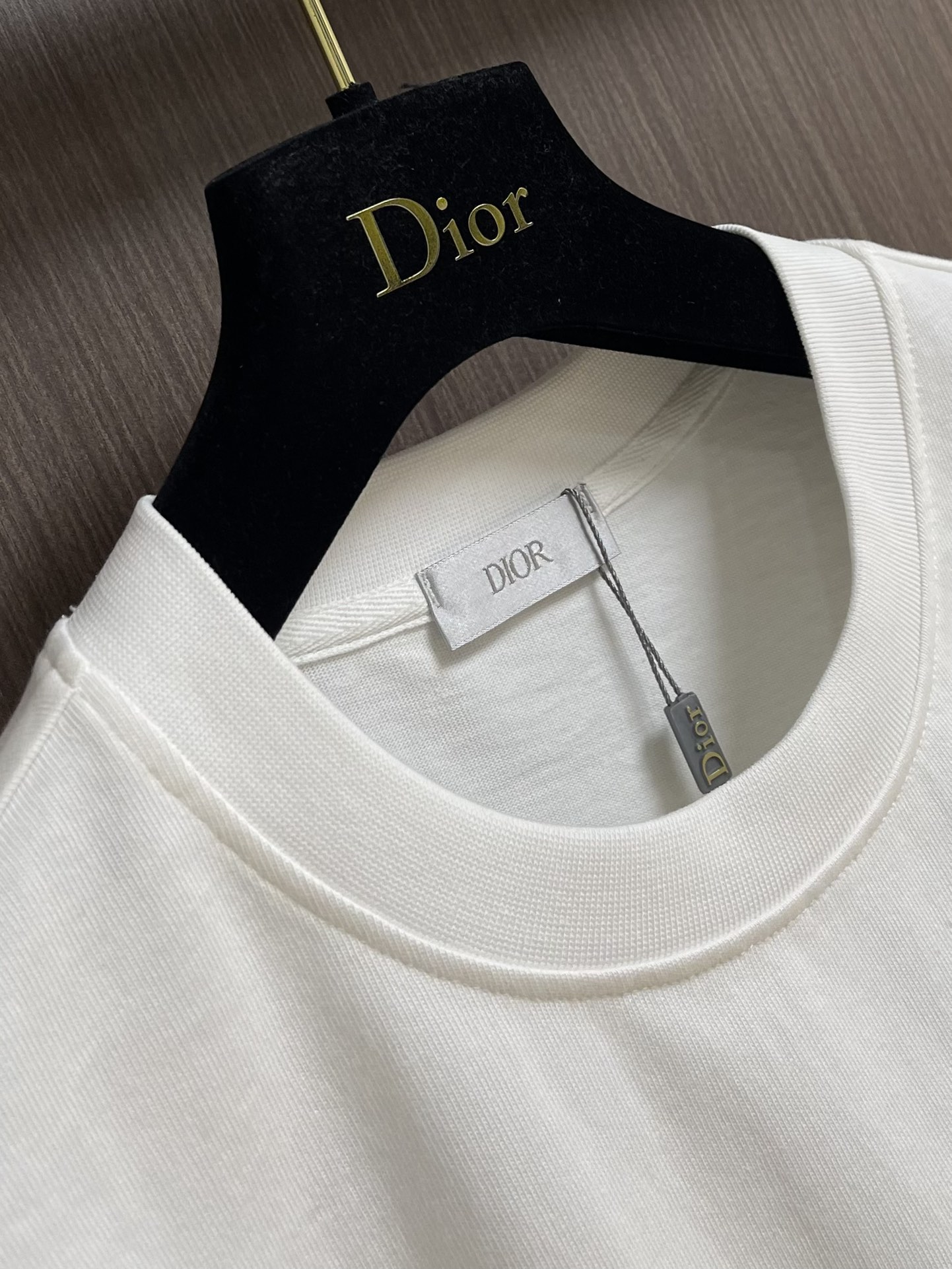 整套 
Dior 2025ss新款限定logo贴胶标识短袖T恤短裤套装，采用定制棉质平纹面料，透气舒适，