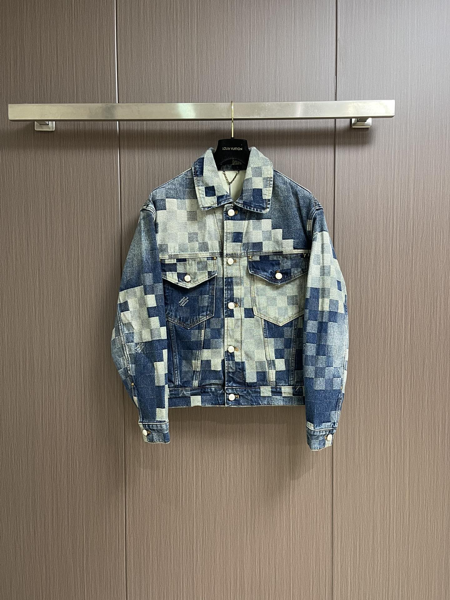 NO:516730,LV checkerboard mosaic denim jacket, the whole is made of YB custom plaid cotton-washed denim fabric. The plaid texture and texture are restored to the YB cuff imitation pearl button design. The cuffs are adjustable and elastic. Classic denim lapel design. Customized brand logo with inner lining. The straight hem is long and short and irregular in front and back. Adjustable buttons at the waist. The entire hardware buttons are the same as men and women!  Size 44-46-48-50-52,,louis vuitton,jackets & coats,alexander wang19860909LV 棋盘格马赛克牛仔外套,整体采用YB定制格纹棉质水洗牛仔面料 格纹的纹路与质感都还原于YB袖口仿珍珠纽扣设计 袖口可调节松紧 经典牛仔翻领口设计 内里定制品牌标识布logo 直筒下摆前长后短不规则设计 腰部有可调节纽扣 整件五金纽扣均有logo男女同款！尺码44-46-48-50-52,,louis vuitton,jackets & coats,alexander wang,Men's clothing