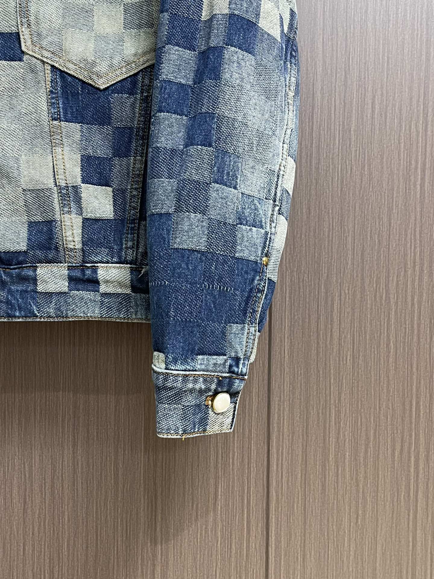 
LV 棋盘格马赛克牛仔外套，整体采用YB定制格纹棉质水洗牛仔面料 格纹的纹路与质感都还原于YB袖口仿珍