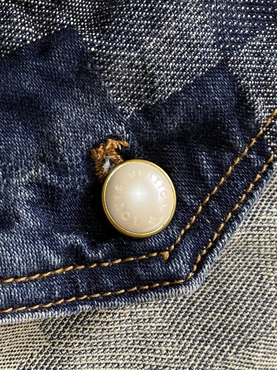 
LV 棋盘格马赛克牛仔外套，整体采用YB定制格纹棉质水洗牛仔面料 格纹的纹路与质感都还原于YB袖口仿珍