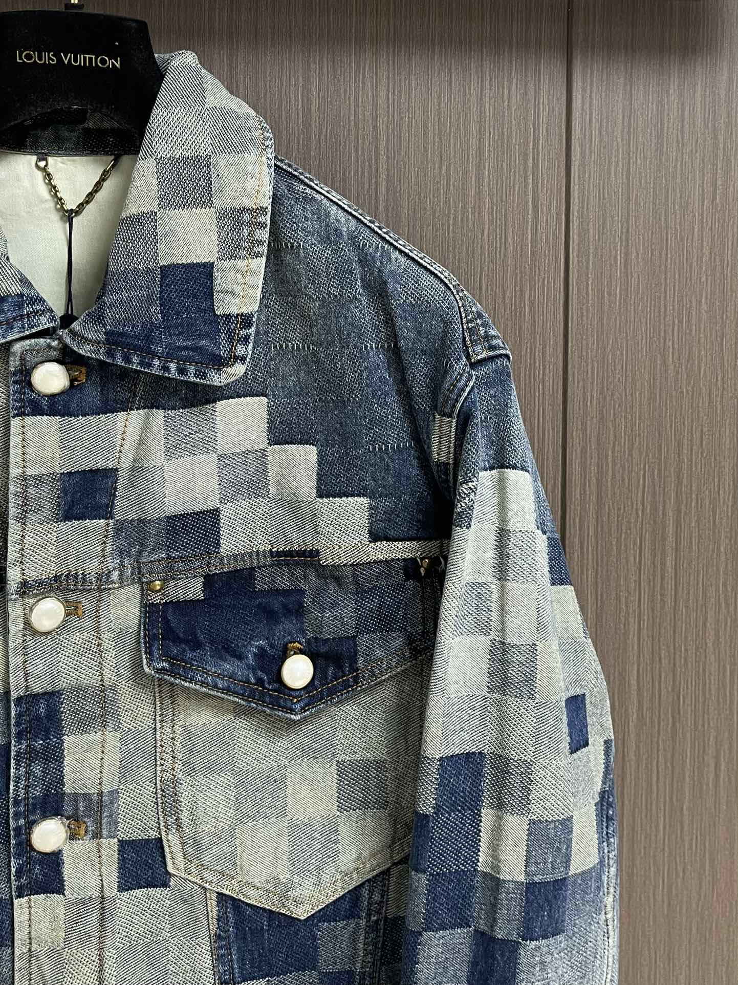 
LV 棋盘格马赛克牛仔外套，整体采用YB定制格纹棉质水洗牛仔面料 格纹的纹路与质感都还原于YB袖口仿珍