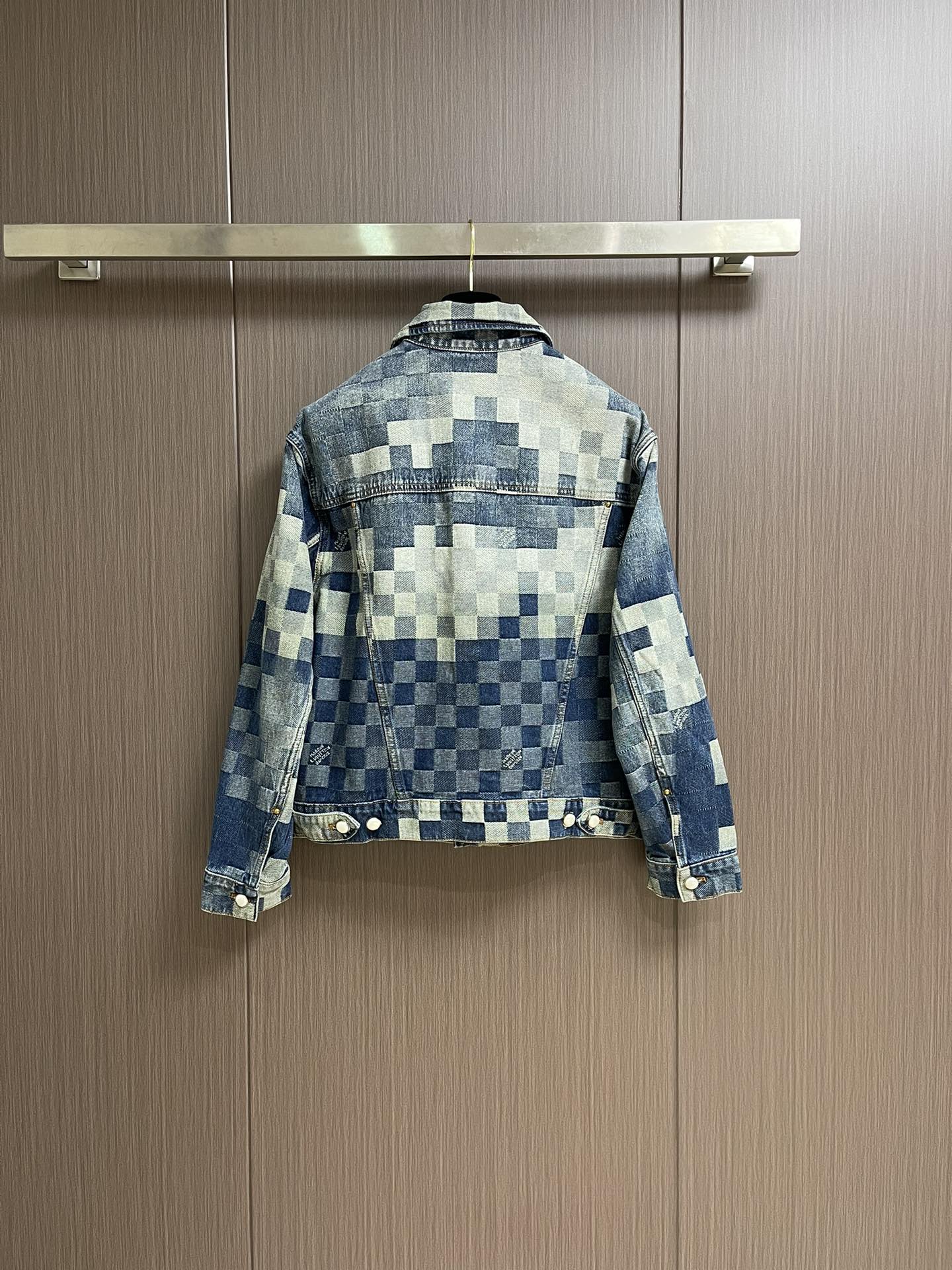 
LV 棋盘格马赛克牛仔外套，整体采用YB定制格纹棉质水洗牛仔面料 格纹的纹路与质感都还原于YB袖口仿珍