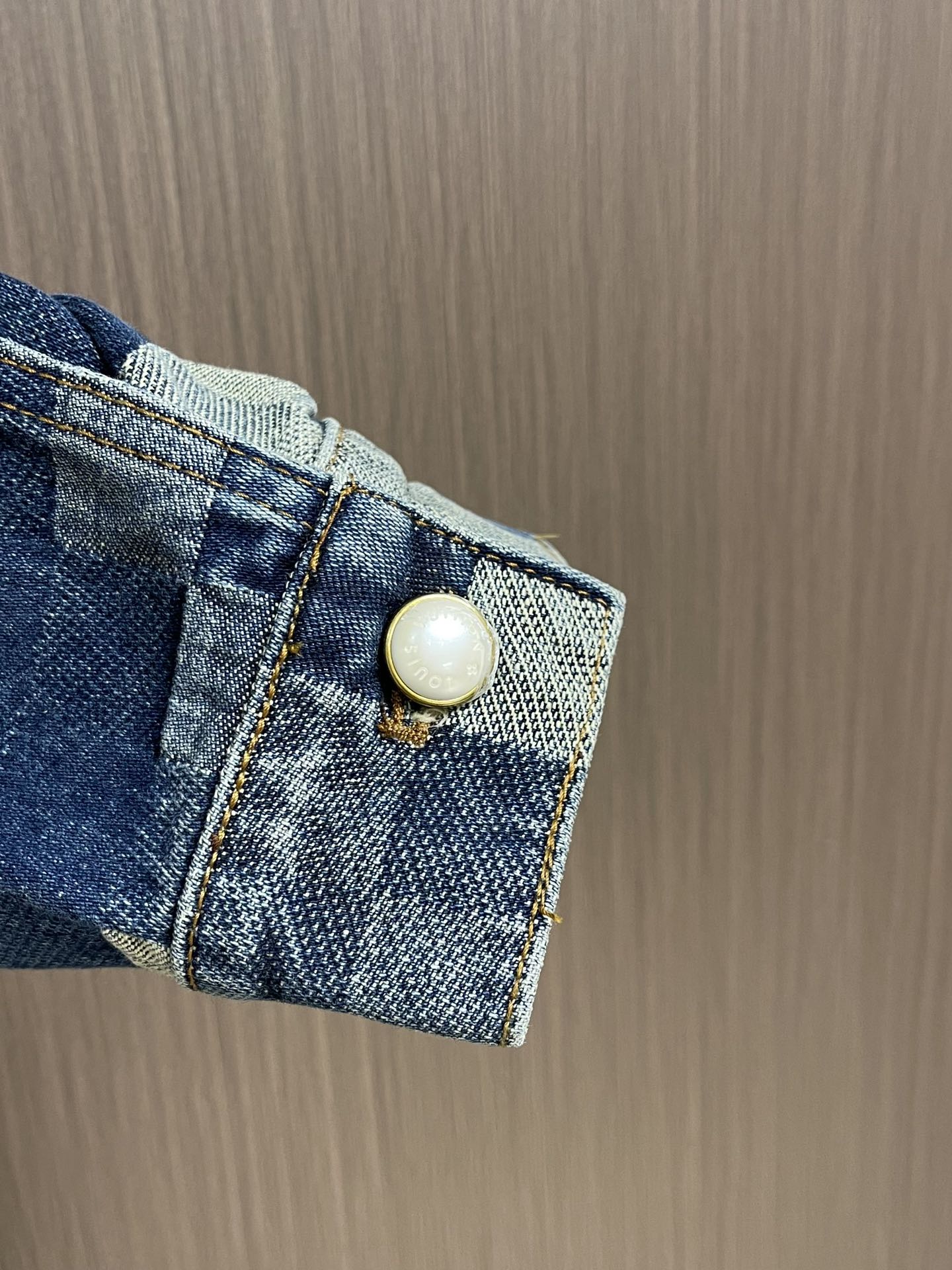 
LV 棋盘格马赛克牛仔外套，整体采用YB定制格纹棉质水洗牛仔面料 格纹的纹路与质感都还原于YB袖口仿珍