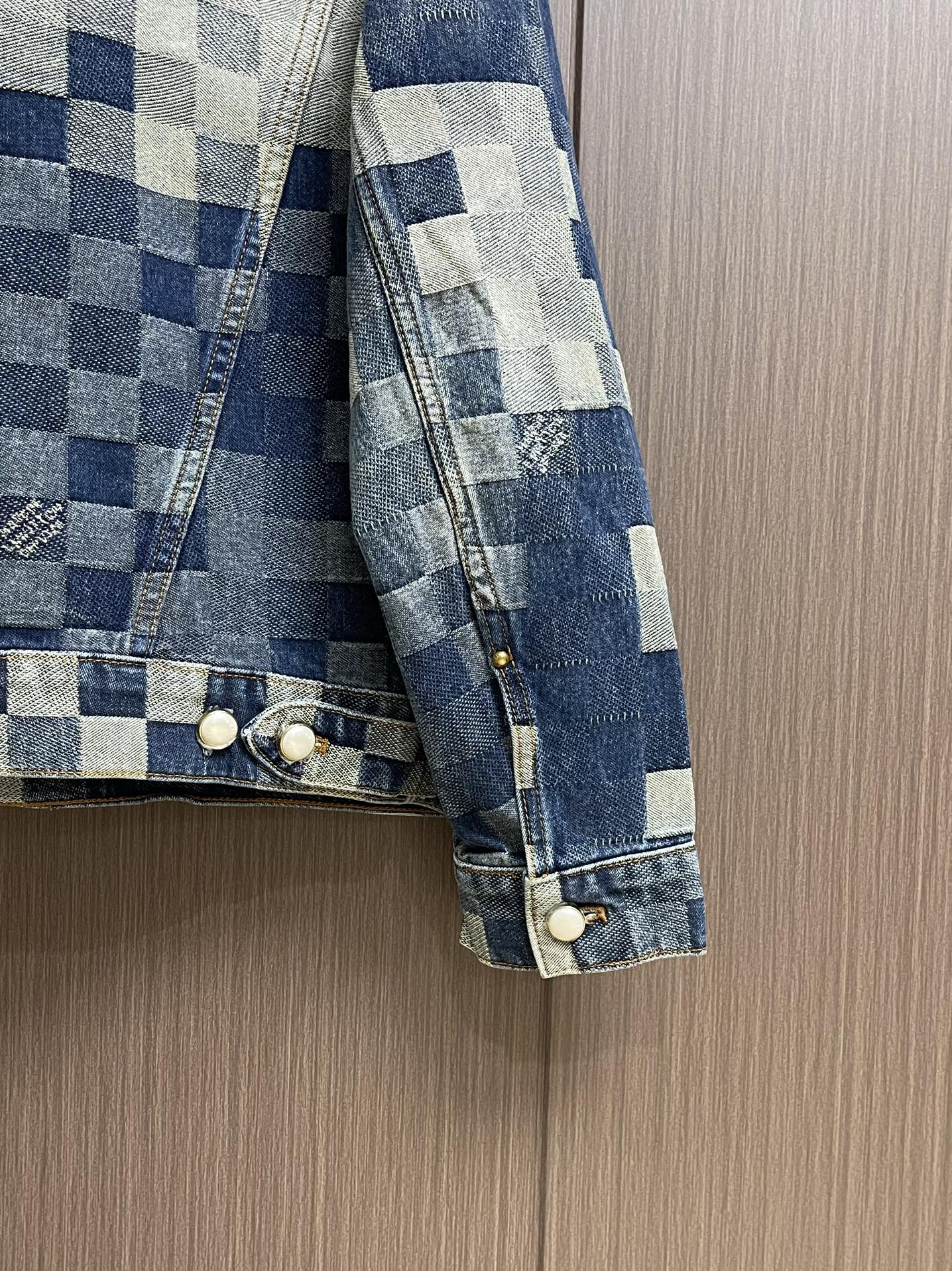 
LV 棋盘格马赛克牛仔外套，整体采用YB定制格纹棉质水洗牛仔面料 格纹的纹路与质感都还原于YB袖口仿珍