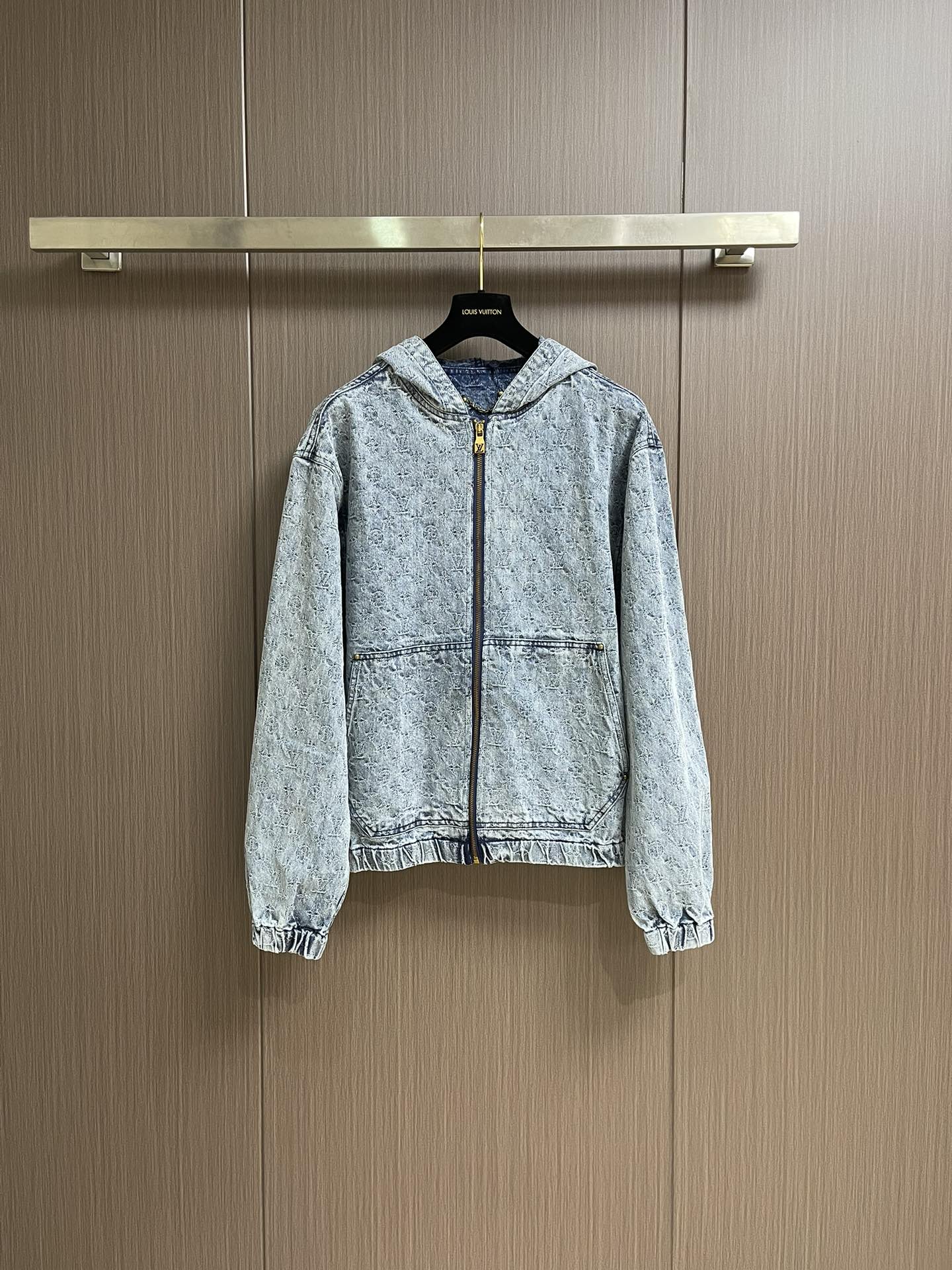NO:520305,LV full-print hooded zipper denim jacket. The fabric is made of imported high-quality cotton denim fabric. While ensuring toughness, the special washing process gives it a soft touch and comfortable and comfortable wear; the full-print Monogram jacquard pattern uses advanced textile technology to accurately present classic elements, with clear patterns and uniform colors. Each pattern is delicate and delicate, and it will not be easy to fade and deform after washing for a long time!  Custom imported hardware, the zipper is smooth and smooth and close, the style is ergonomic, the lines are smooth and natural, the stitches are fine, uniform, firm and durable, the splicing is natural, and the overall craftsmanship is meticulous!  Size S-XL, louis vuitton, jackets & coats,hats,alexander wang19860909LV 满印连帽拉链牛仔外套.面料采用进口优质棉质牛仔布料,在确保韧性的同时,特殊水洗工艺赋予其柔顺触感,穿着舒适自在；满印Monogram提花图案,运用先进纺织技术,将经典元素精准呈现,图案清晰、色泽均匀,每一处花纹都细腻精致,且久洗不易褪色变形！定制进口五金,拉链顺滑流畅咬合紧密,版型贴合人体工学,线条流畅自然,缝针脚细密均匀牢固耐用,拼接处过渡自然,整体工艺细致入微！尺码S-XL,,louis vuitton,jackets & coats,hats,alexander wang,Men's clothing