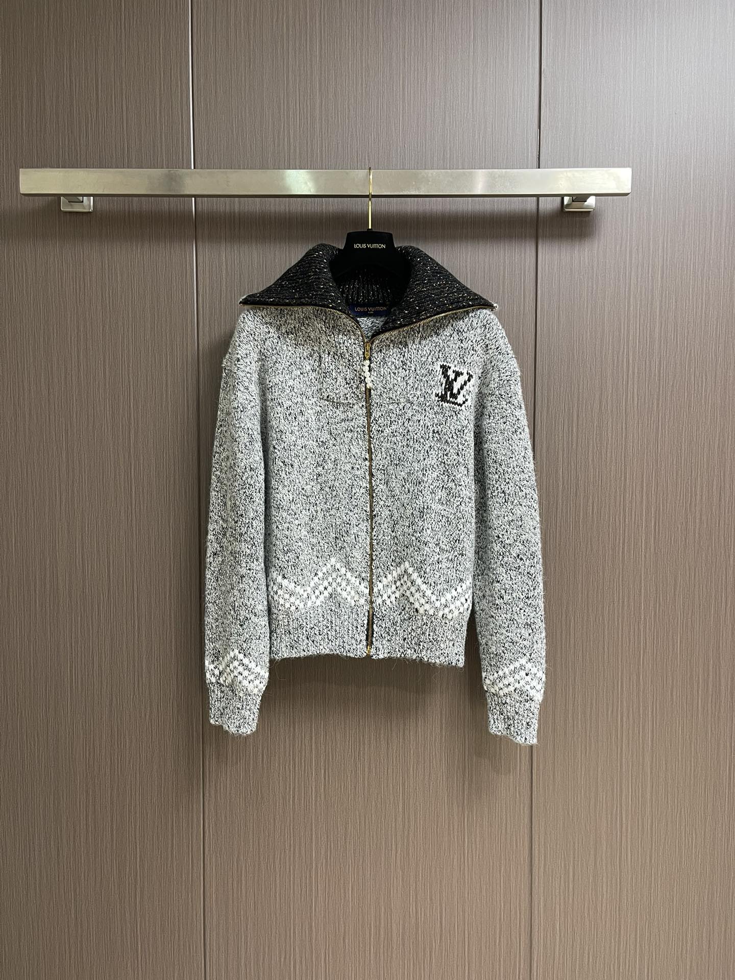 NO:520298,LV co-branded NIGO  2025FW autumn and winter new sailing fishing yarn knitted zipper sweater jacket, in cold winter days, a piece of zipper wool is undoubtedly the best choice. It not only has a fine texture, soft feel, but also has a close and comfortable wearing experience, making people feel warm and comfortable in the cold wind. The design of this zipper wool is simple but not without a sense of fashion, and the addition of zippers adds a bit of neatness and ability. It shows a different style charm. In the office, it is  Fashion items that colleagues are sought after; in the party, it can make you the focus of attention. Wear it, it feels like being gently wrapped in clouds, and every inch of the skin can feel the delicateness and tenderness of wool. It is not only a warmth, but also a secret weapon that can enhance the happiness of life. In this winter, let zipper wool become your caring little guard and accompany you through every warm and beautiful moment. Size S-XL, louis  vuitton, jackets & coats, sweaters, alexander wang19860909LV 联名NIGO 2025FW秋冬新款帆船垂钓纱针织拉链毛衣外套,在寒冷的冬日里,一件拉链羊毛无疑是最佳的选择.它不仅质地精细,手感柔软,更有着贴身舒适的穿着体验,让人在寒风中也能感受到温暖与惬意.这款拉链羊毛的设计简约而不失时尚感,拉链的加入更是增添了几分利落与干练.展现出不同的风格魅力.在办公室,它是同事们追捧的时尚单品；在聚会中,它又能让你成为众人瞩目的焦点.穿上它,仿佛被云朵轻轻包裹,每一寸肌肤都能感受到羊毛的细腻与温柔.它不仅是一件保暖的,更是一件能提升生活幸福感的秘密武器.在这个冬日里,让拉链羊毛成为你的贴心小卫士,陪伴你度过每一个温馨而美好的时刻.尺码S-XL,,louis vuitton,jackets & coats,sweaters,alexander wang,Men's clothing