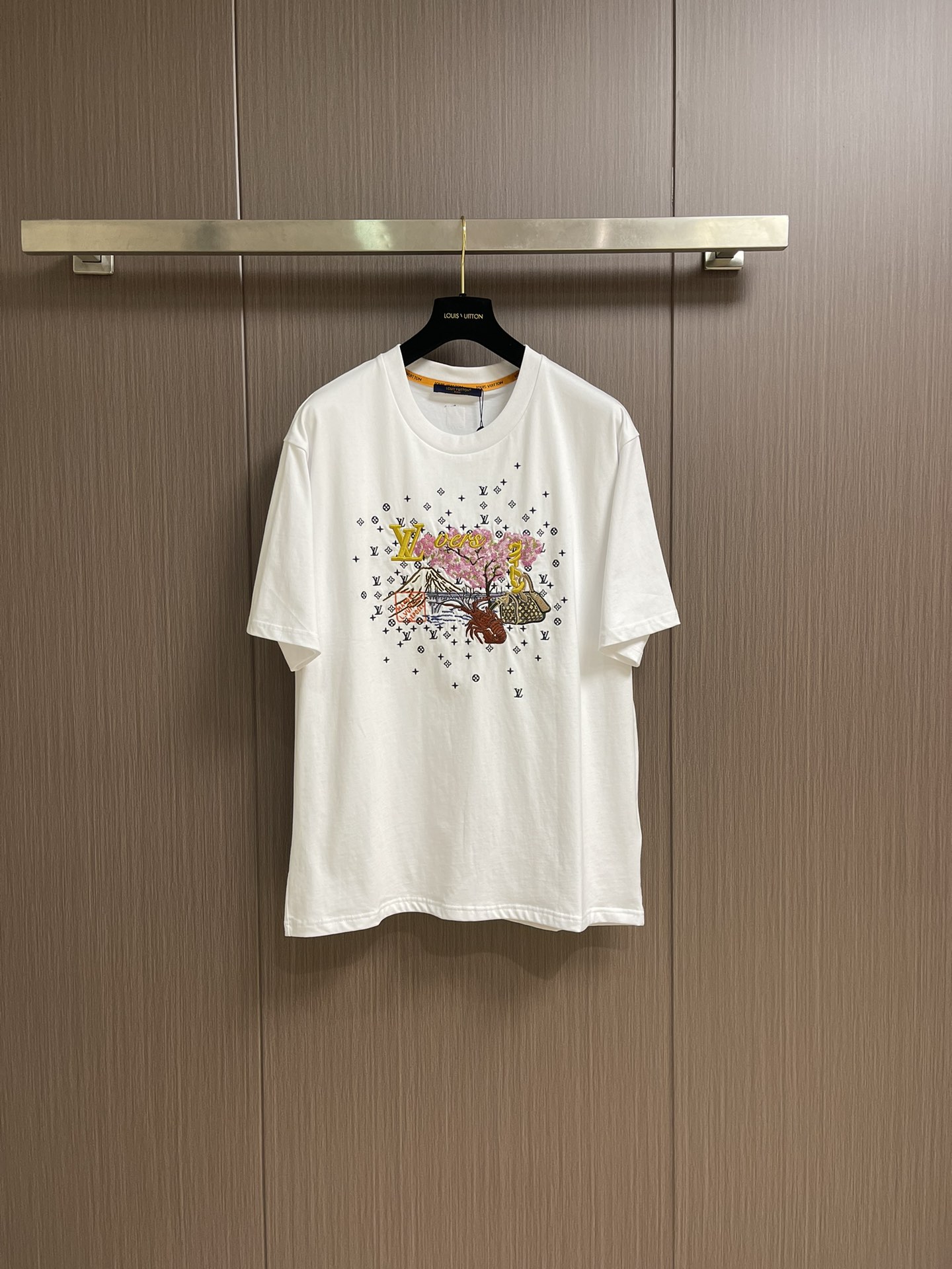 NO:520304,LV 2025ss new cotton short-sleeved T-shirt, which captures the pattern created by Pharrell Williams and Nigo for the 2025 autumn and winter series, uses a variety of embroidery needles to depict the vibrant beauty, showing the interesting fusion of Japanese traditional culture and brand elements. The low-key Monogram embroidery under the pattern adds delicate texture. Size S-XL,,louis vuitton, T-shirt,tees, t-shirt,alexander wang19860909LV 2025ss新款棉质 短袖T恤,撷取Pharrell Williams与Nigo为2025秋冬系列联袂创作的图案,以多种刺绣针法描绘活力盎然的美景,展现日本传统文化与品牌元素的妙趣融合.图案下方的低调 Monogram 刺绣再添细腻肌理.尺码S-XL,,louis vuitton,T-shirt,tees，t-shirt,alexander wang,Men's clothing