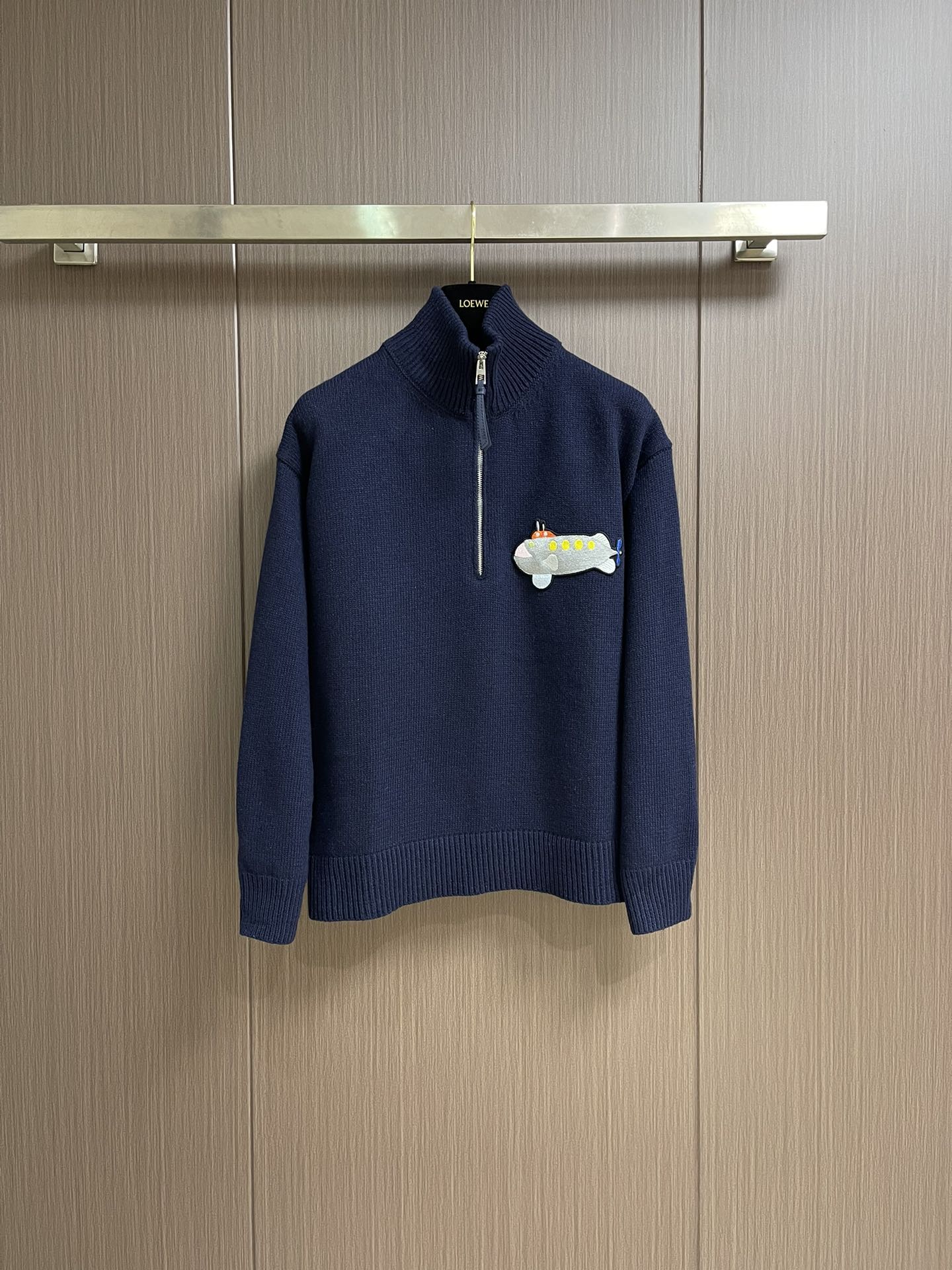 NO:520307,LOEWE submarine embroidered semi-zipper sweater, the fabric is 50% cashmere 50% cotton. The 50 cashmere fabric effectively reflects the warmth effect, and at the same time, it can make the upper body of the clothes more comfortable and styling. The embroidery uses 3 three-dimensional embroidery, and the embroidery first makes a single armband and then position the sewing. The number of needles is about 8,600 stitches. The back is decorated with the brand logo as the embroidery icon. Washing water on the laundry - adds the feel - removes impurities. The zipper is electroplated matte white, and the teeth are European-style teeth. The scalp is made of double-layer cowhide composite embossed logo. Cashmere material wool, semi-zipper turtleneck design style, and the chest is embroidered with submarine embroidery. Colorful embroidery icons. Size S-XL,,loewe,cowhide,alexander wang19860909LOEWE 潜艇刺绣半拉链针织衫,面料采用50％羊绒50％棉.50羊绒面料有效体现出保暖效果,同时搭配50棉可使衣服上身更为舒服与版型效果.刺绣采用3立体刺绣,刺绣先做出单个袖标再定位缝纫.针数约为8600针.后幅饰以品牌标志logo为刺绣图标.成衣洗水﹣增加手感﹣去除杂质.拉链采用电镀哑光白,拉牙采用欧款拉牙.拉头皮采用双层牛皮复合压花logo.羊绒材质毛料 半拉链高领设计风格,胸前以潜艇刺绣为点缀.多彩刺绣图标.尺码S-XL,,loewe,cowhide,alexander wang,Men's clothing